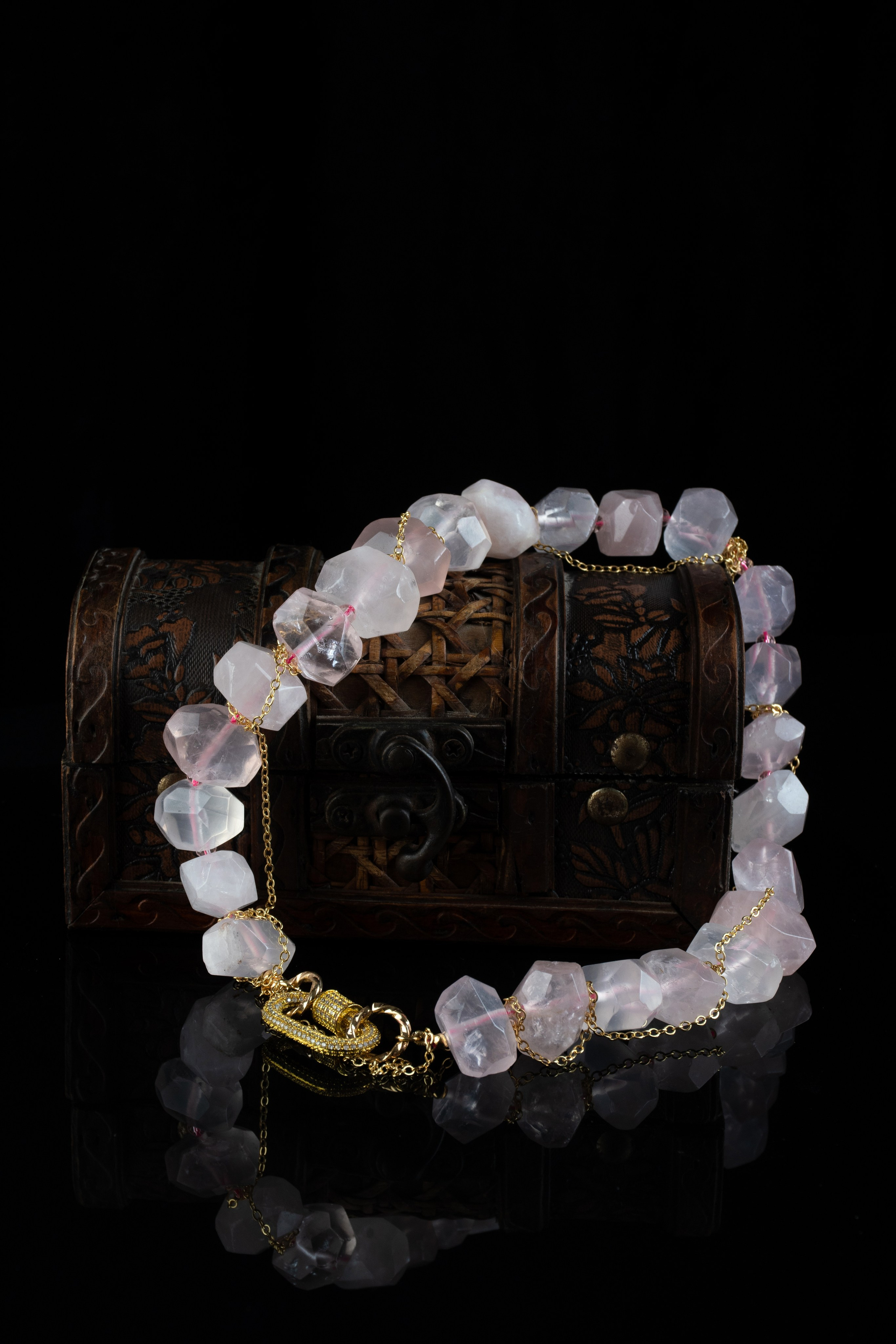 Чёрный фон. Предметный, рекламный, ювелирный фотограф в Москве