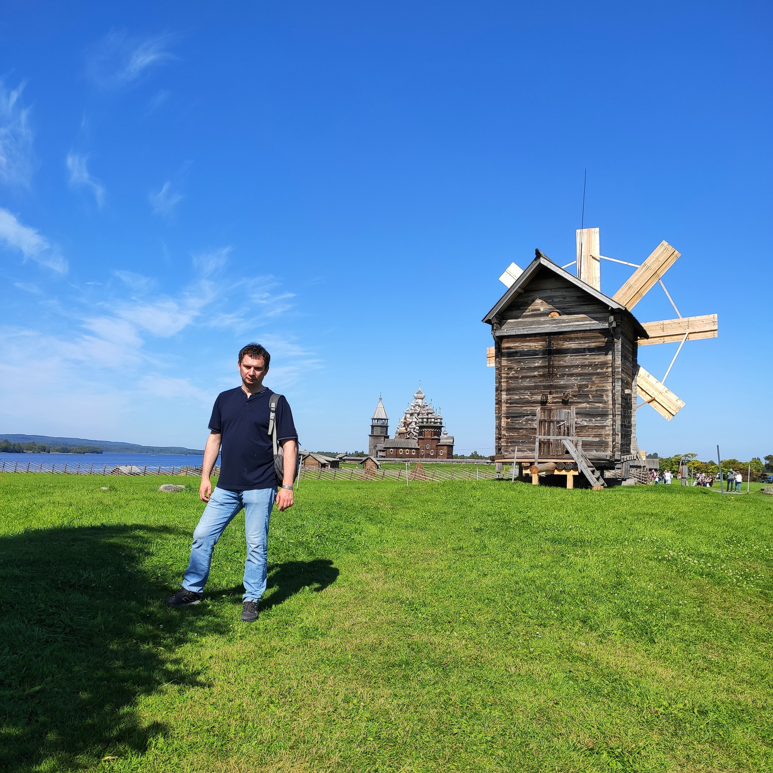 И еще одно "пугало" у мельницы :)