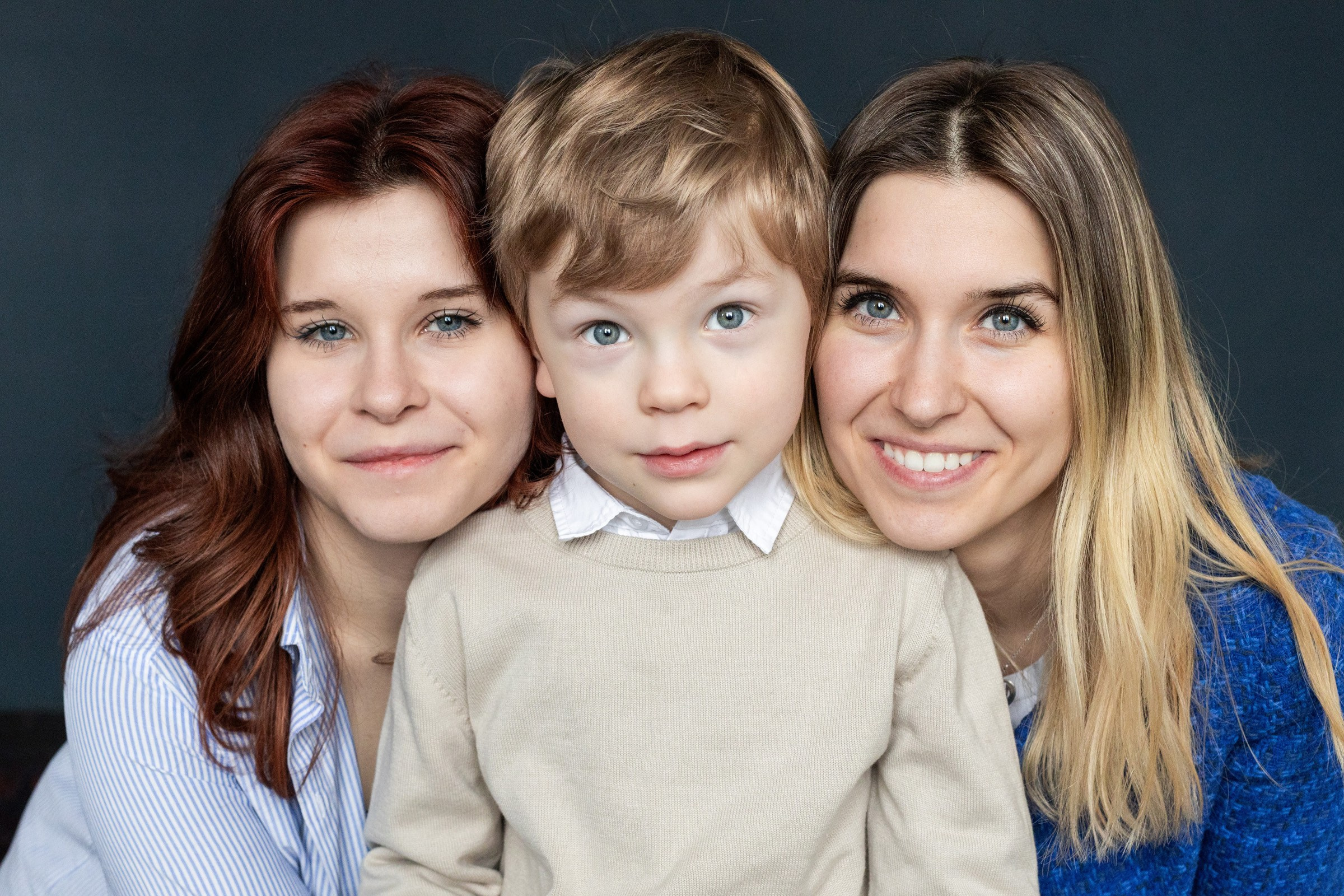 Дружная семья, студия. Семьи, портреты, школьные съемки. Фотограф Лагутина Елена. Москва