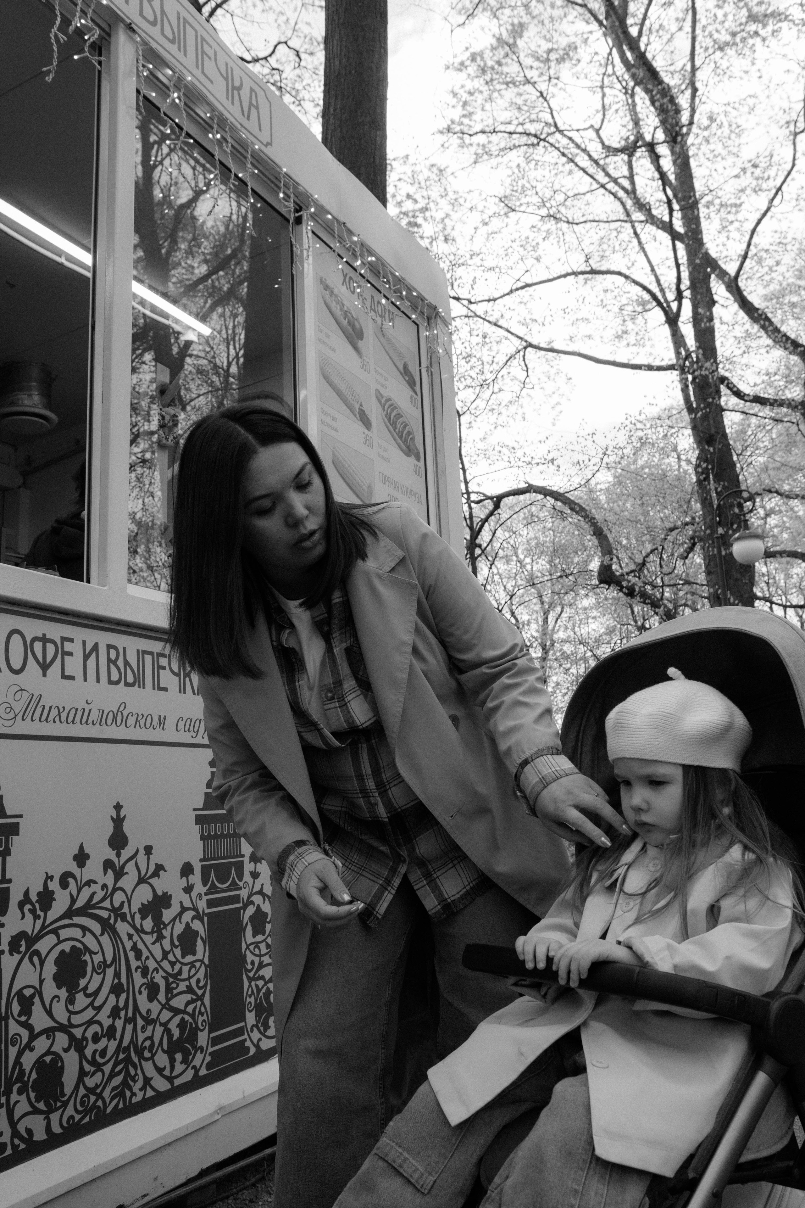 мама с дочкой в коляске в парке