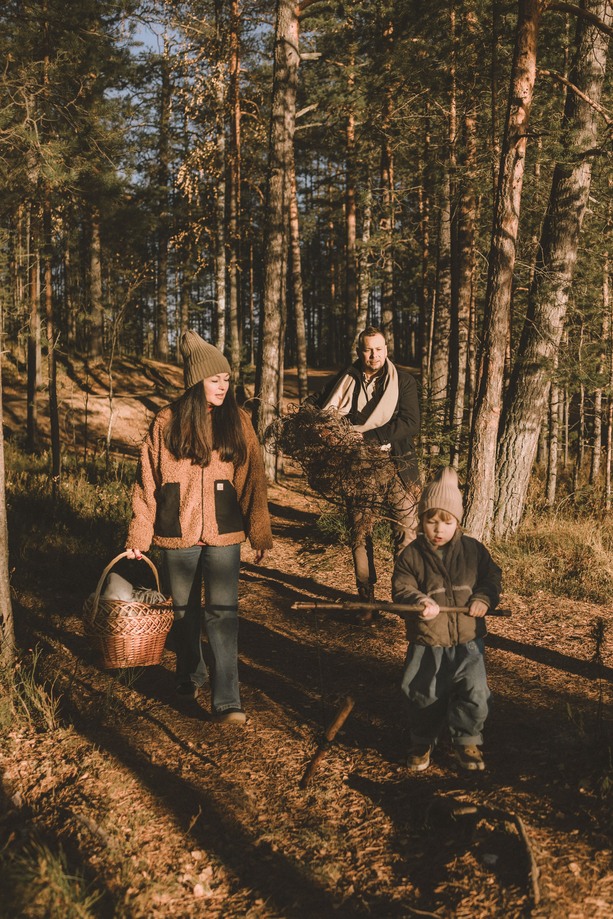 вместе собирают палочки для костра