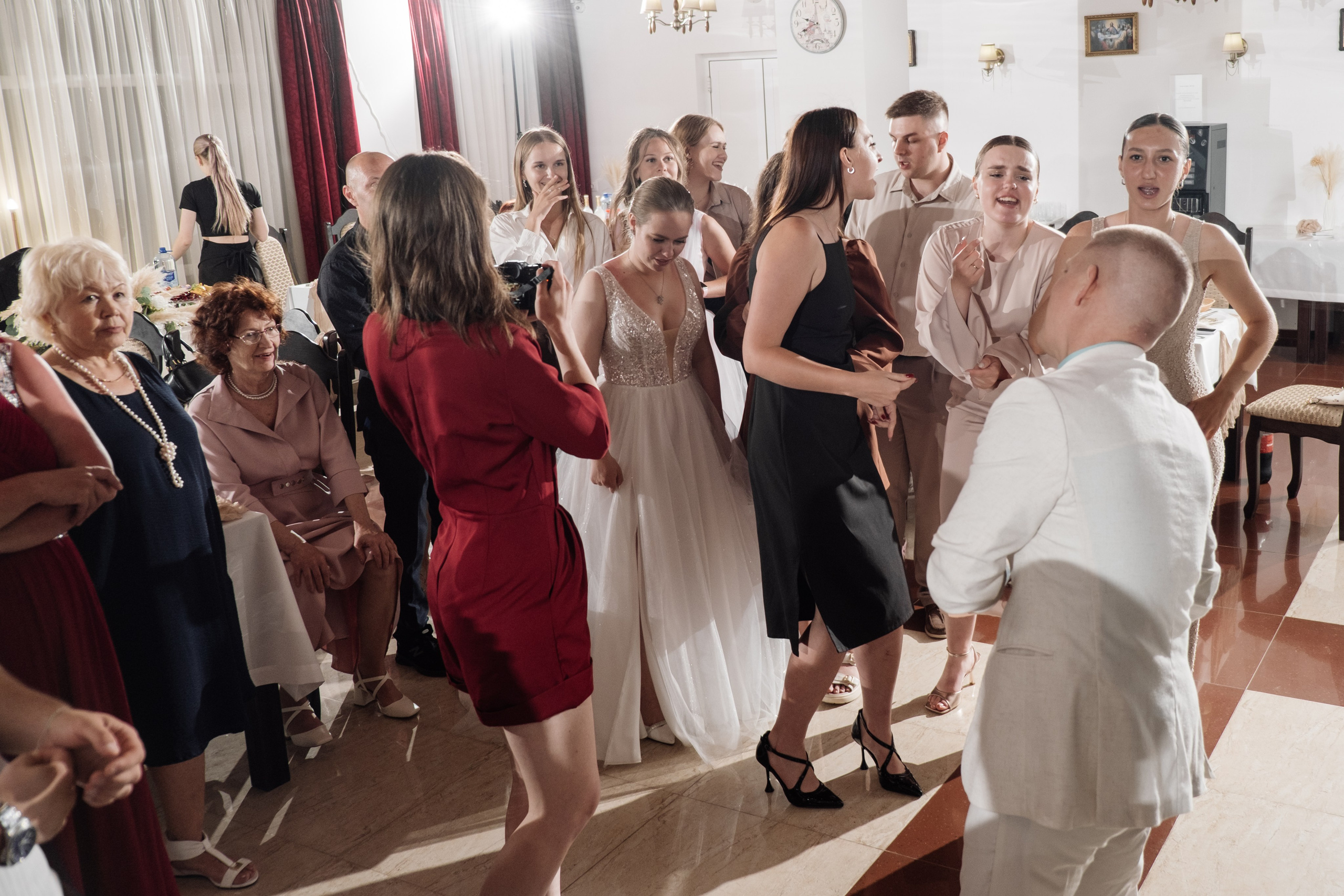 Свадебный ретопртаж. Профессиональная фотосъемка в Крыму. Натуральные эмоции и живые кадры. Забронируйте дату прямо сейчас!