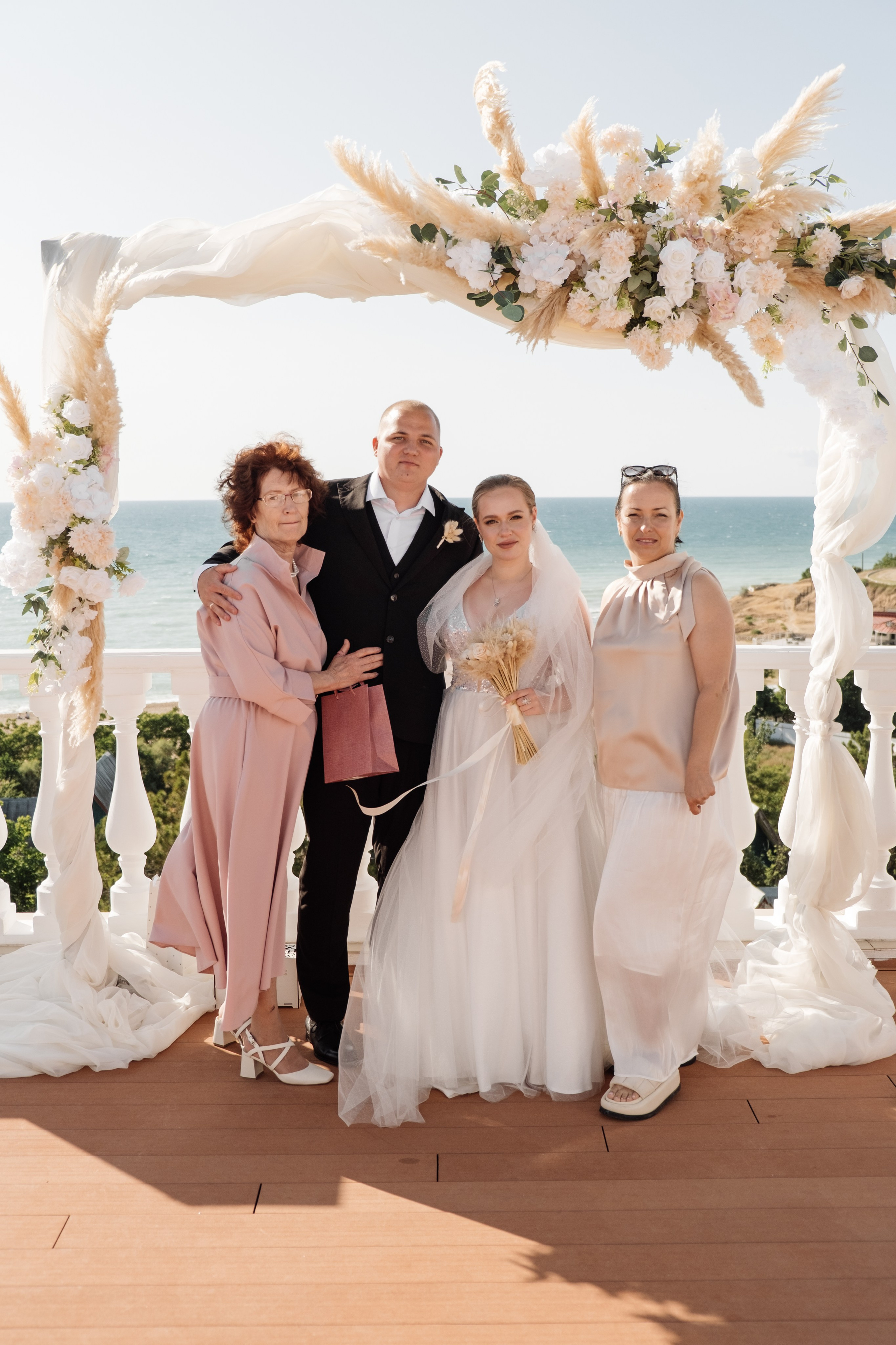 Свадебный ретопртаж. Профессиональная фотосъемка в Крыму. Натуральные эмоции и живые кадры. Забронируйте дату прямо сейчас!