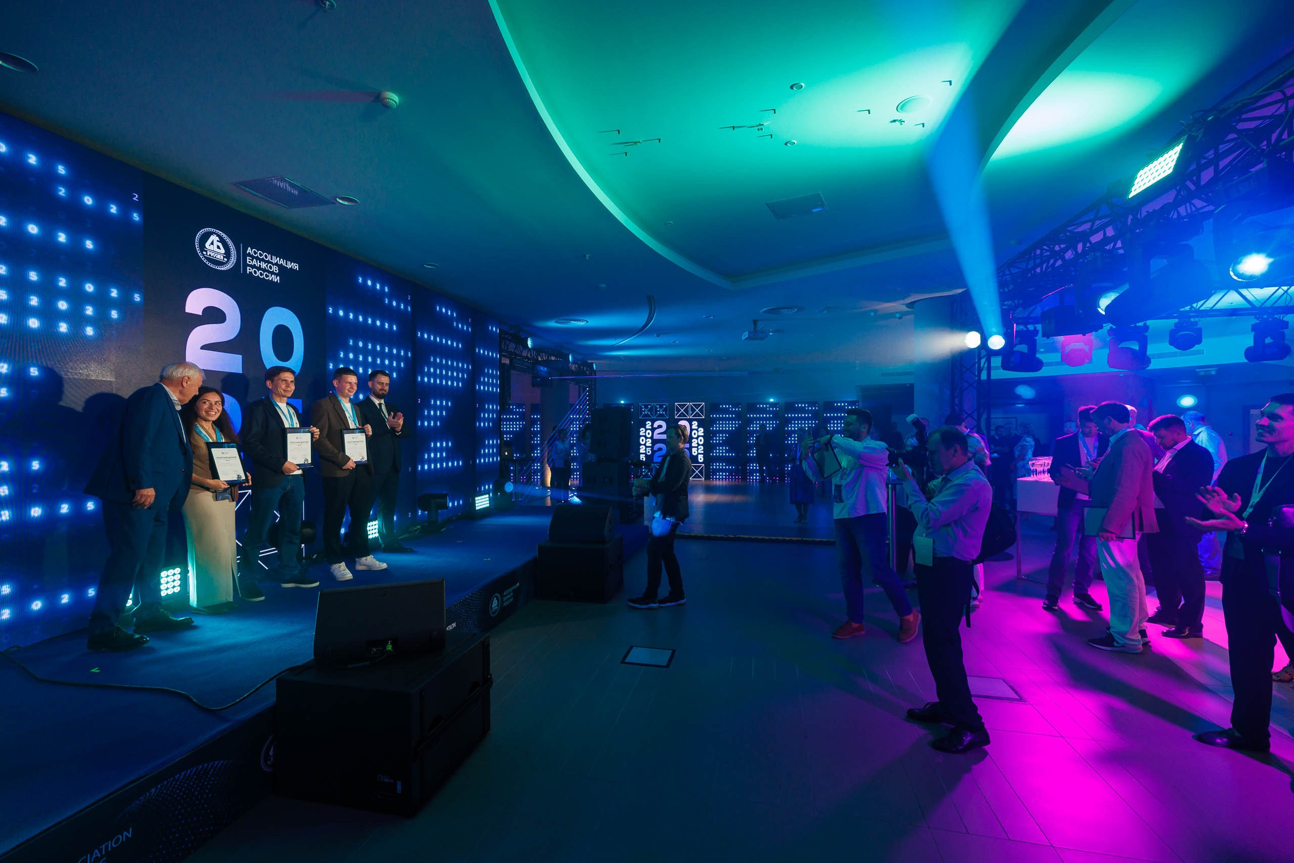 Вид на Ая долину из зала форума, участники работают внизу