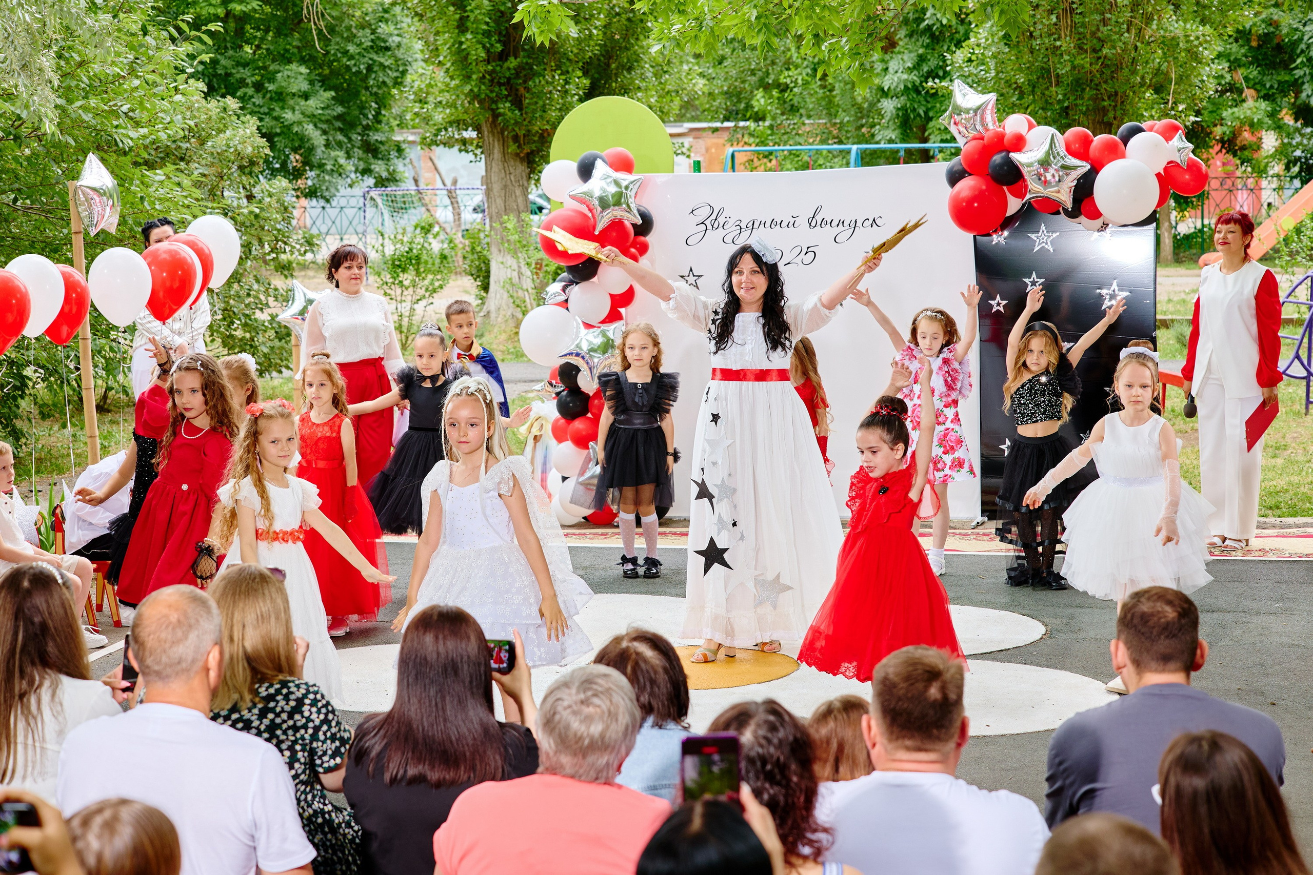 Выпускной 45 сад. Фотограф Выпускные альбомы Таганрог Сергей Коробченко