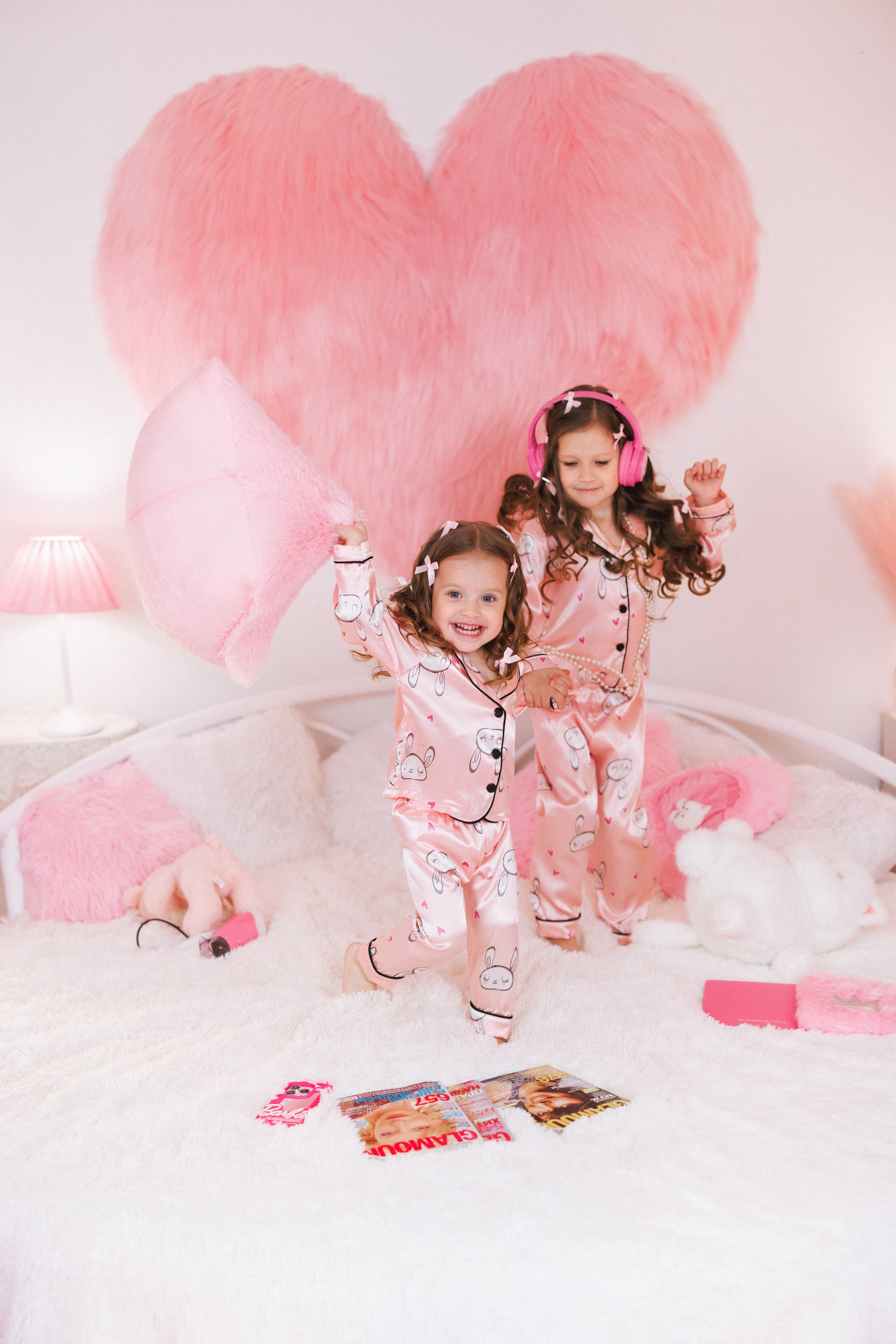 Фотосессия для девочек в интерьере розовой комнаты. Семейный и детский фотограф в Краснодаре Анна Трашкова