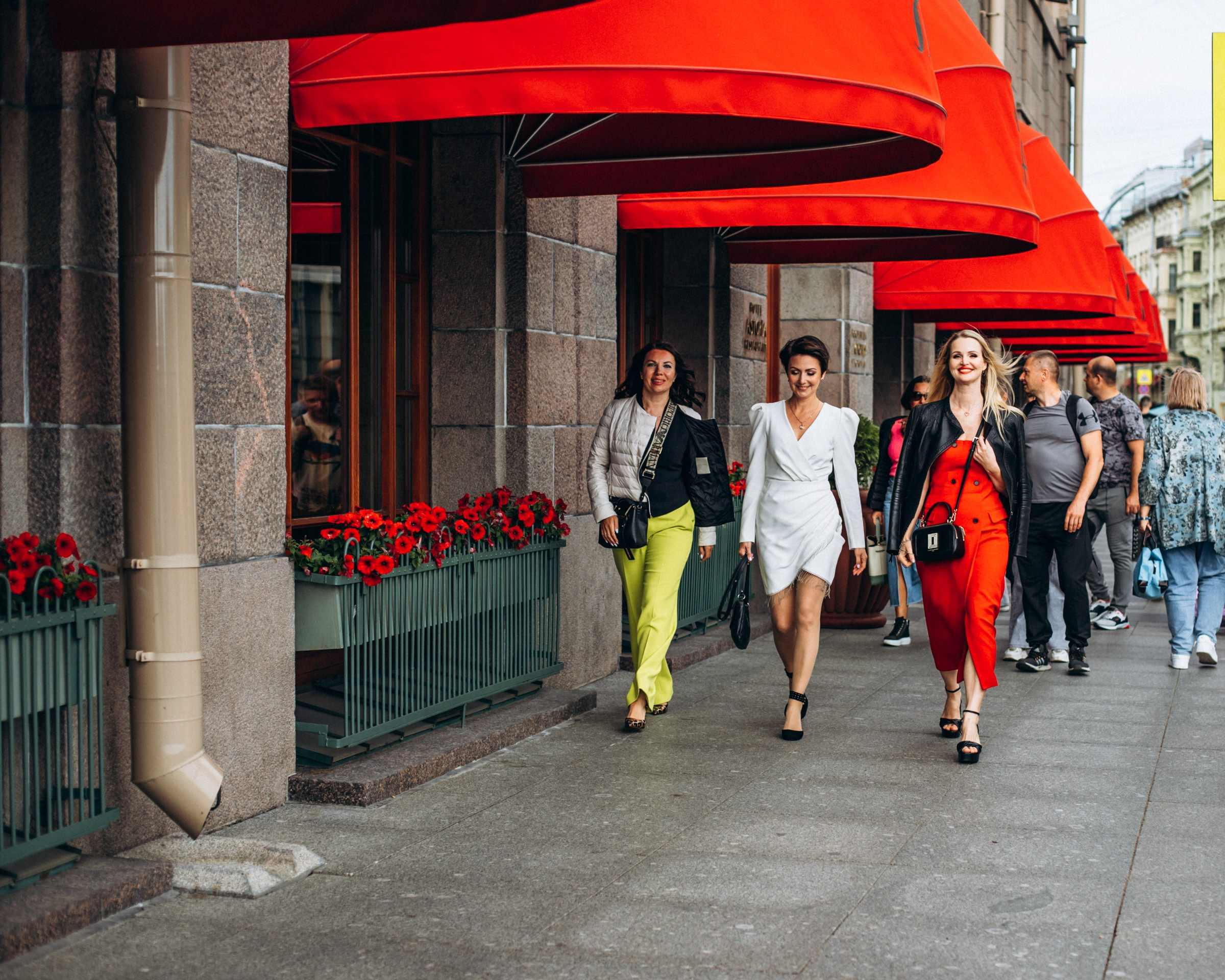 Ольга, Настя и Марина в июне. Фотопрогулка в Петербурге. Индивидуальный и семейный фотограф в Санкт-Петербурге