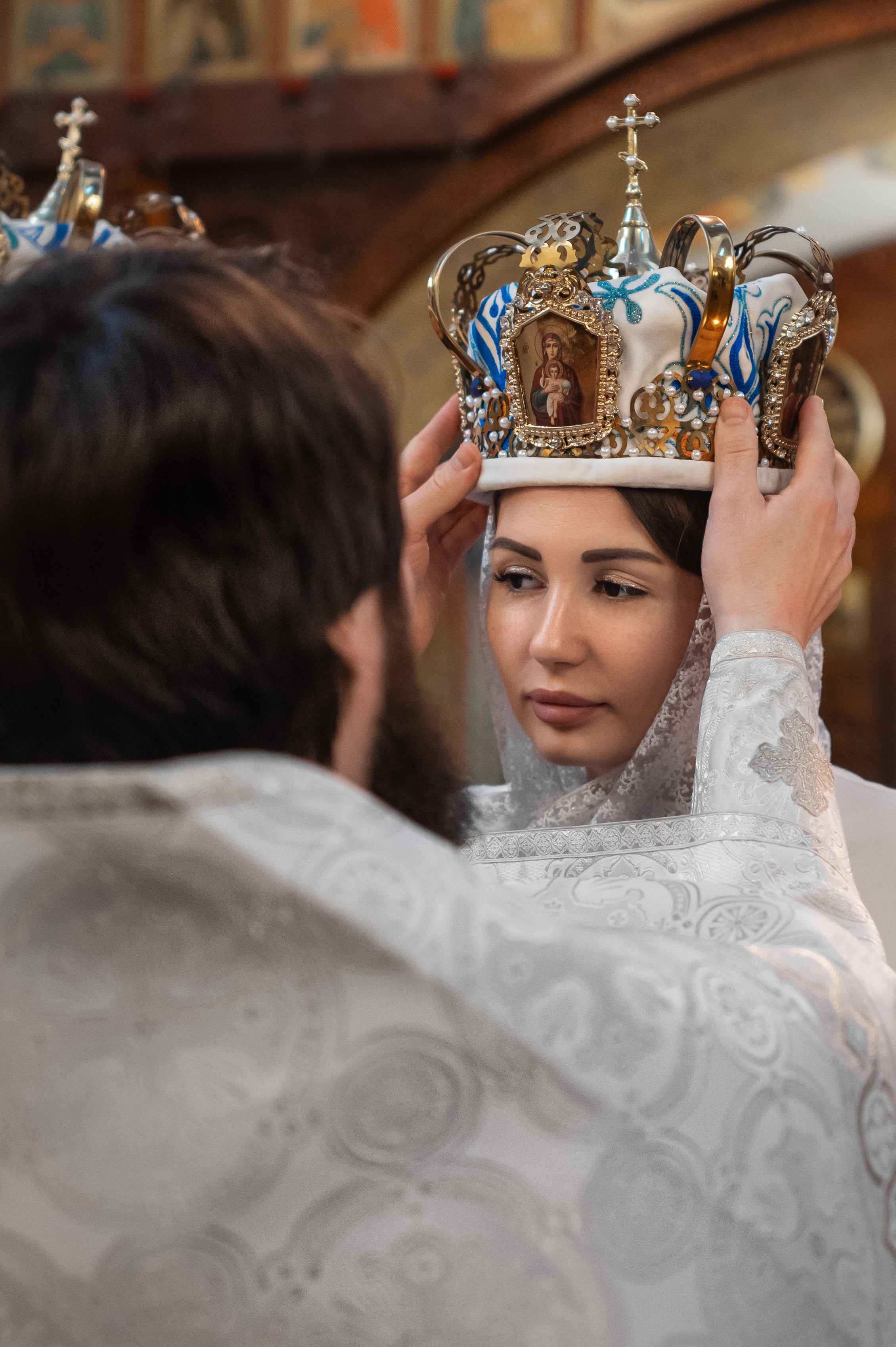 священник надевает венец на голову невесте в Феодоровском соборе
