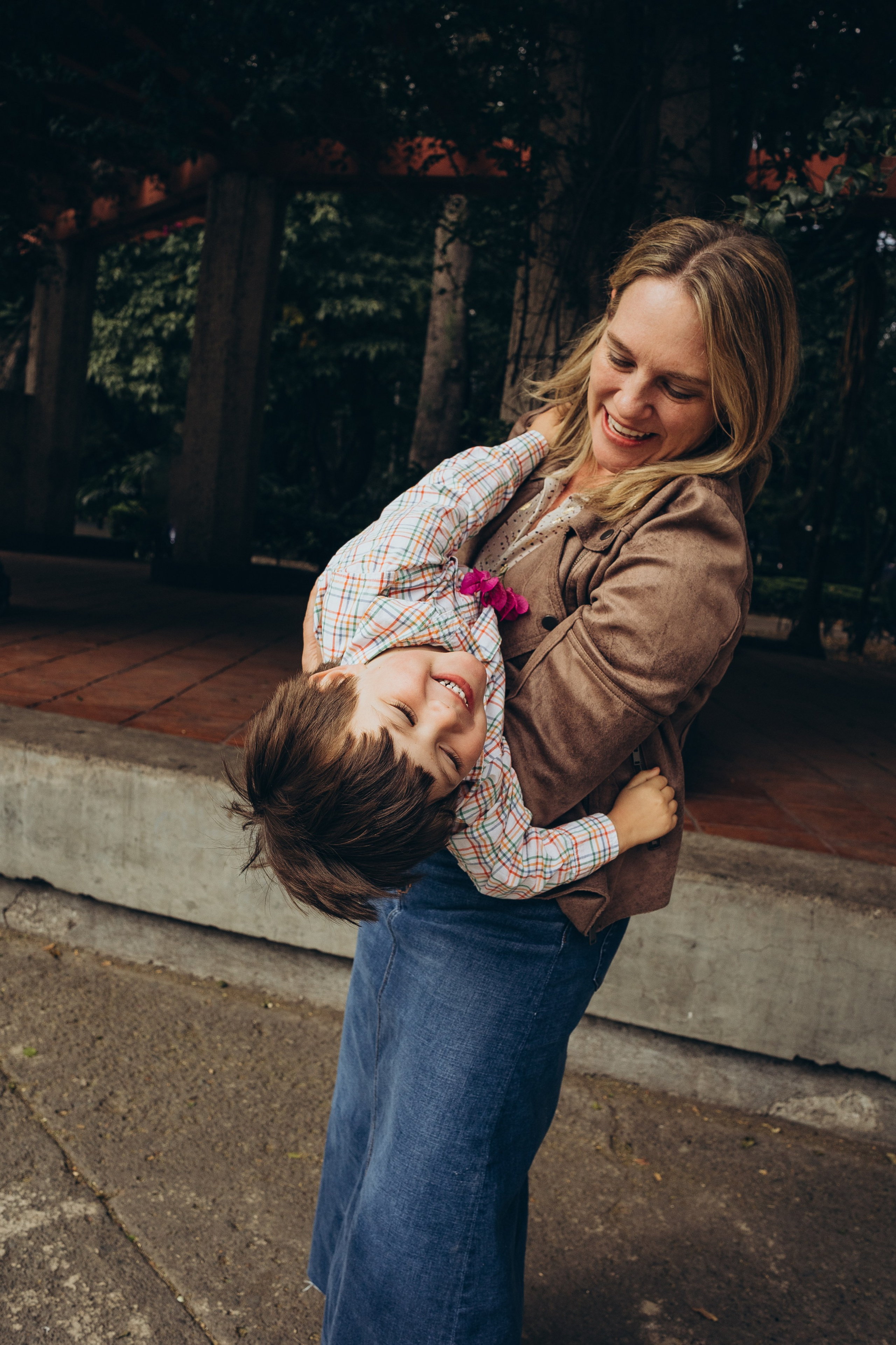 Sesión de fotos de mama e hijo en el Parque México, Condesa, Ciudad de México. Ирина Крохалева. Семейный фотограф в Екатеринбурге
