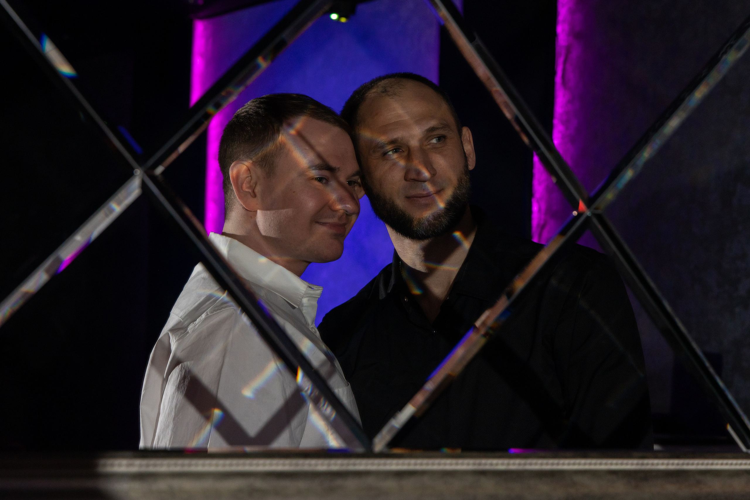 Двое мужчин в кафе "Карма" Астрахань. День рождения.