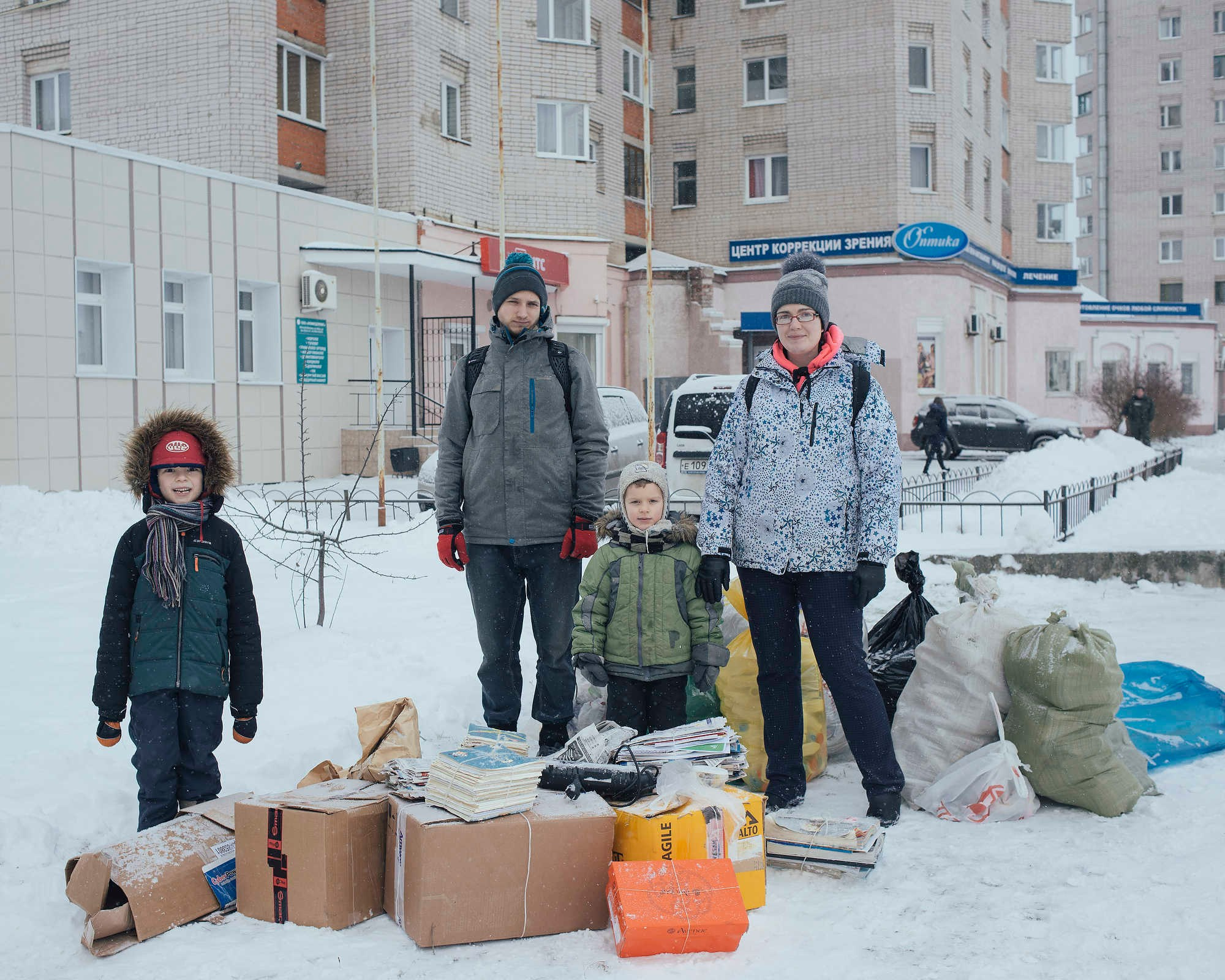Портрет тех, кто сдает мусор на переработку. Коммерческая съемка. 