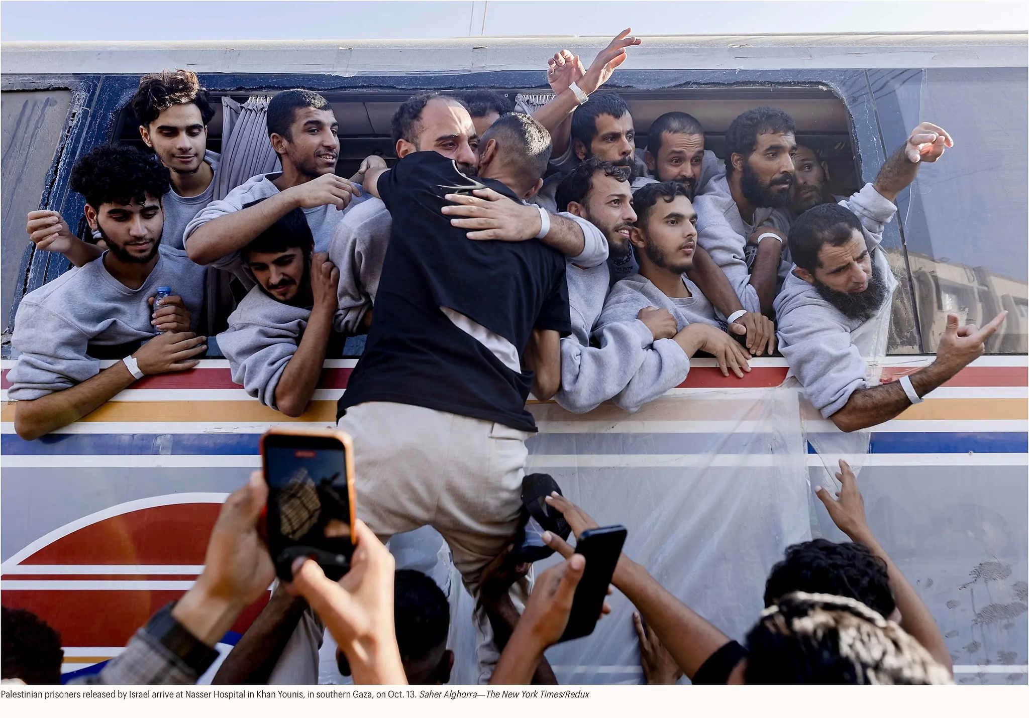 Палестинские заключённые, освобождённые Израилем, прибывают в больницу Насера в Хан-Юнисе на юге сектора Газа, 13 октября. Сахер Алгорра — The New York Times/Redux