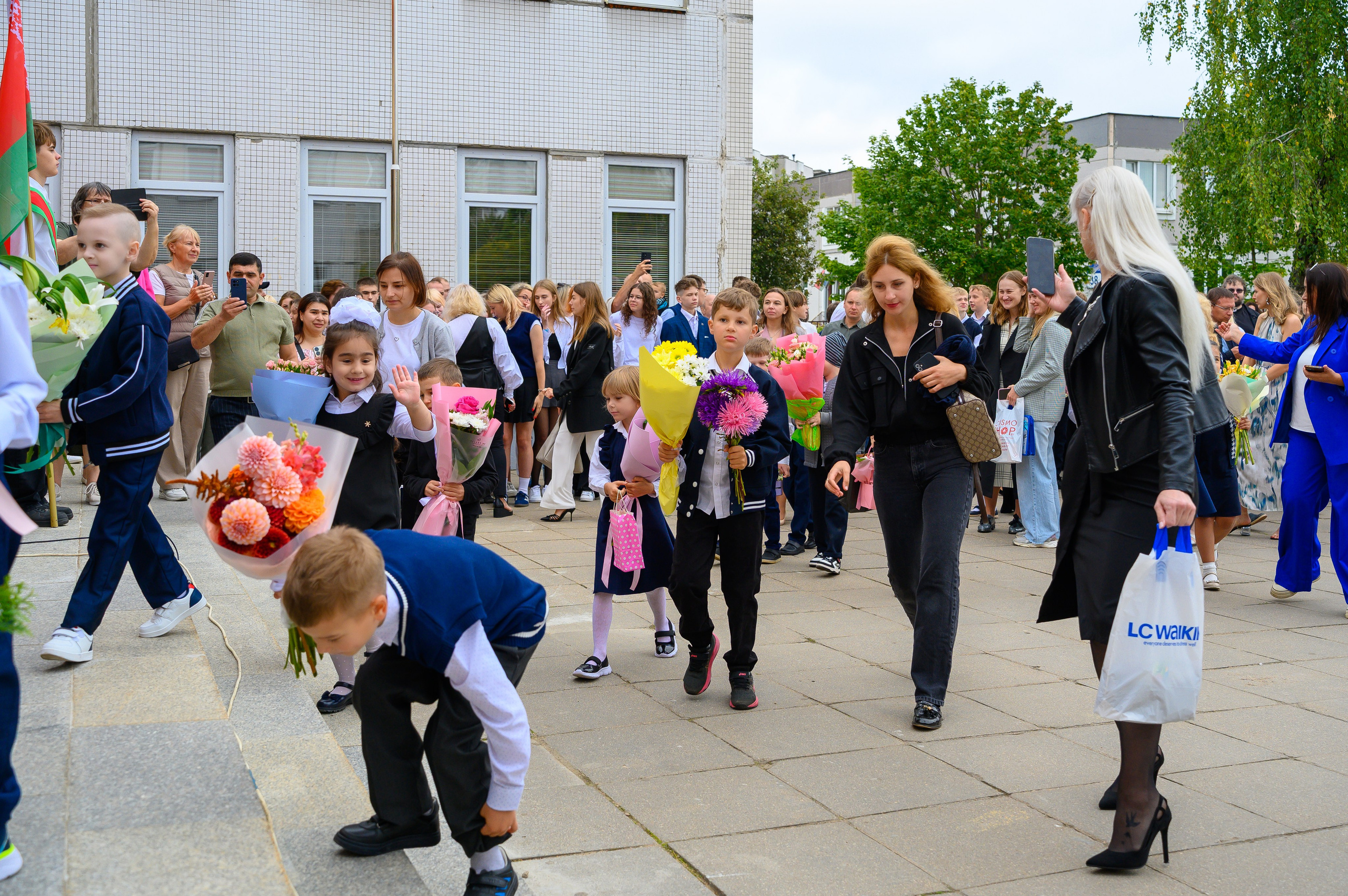 Вот звучит первый звонок, перед этим долгое приготовление к новому этапу в жизни, Яромир идет в школу. Фотоуслуги, услуги фотографа, фотографирование важных событий