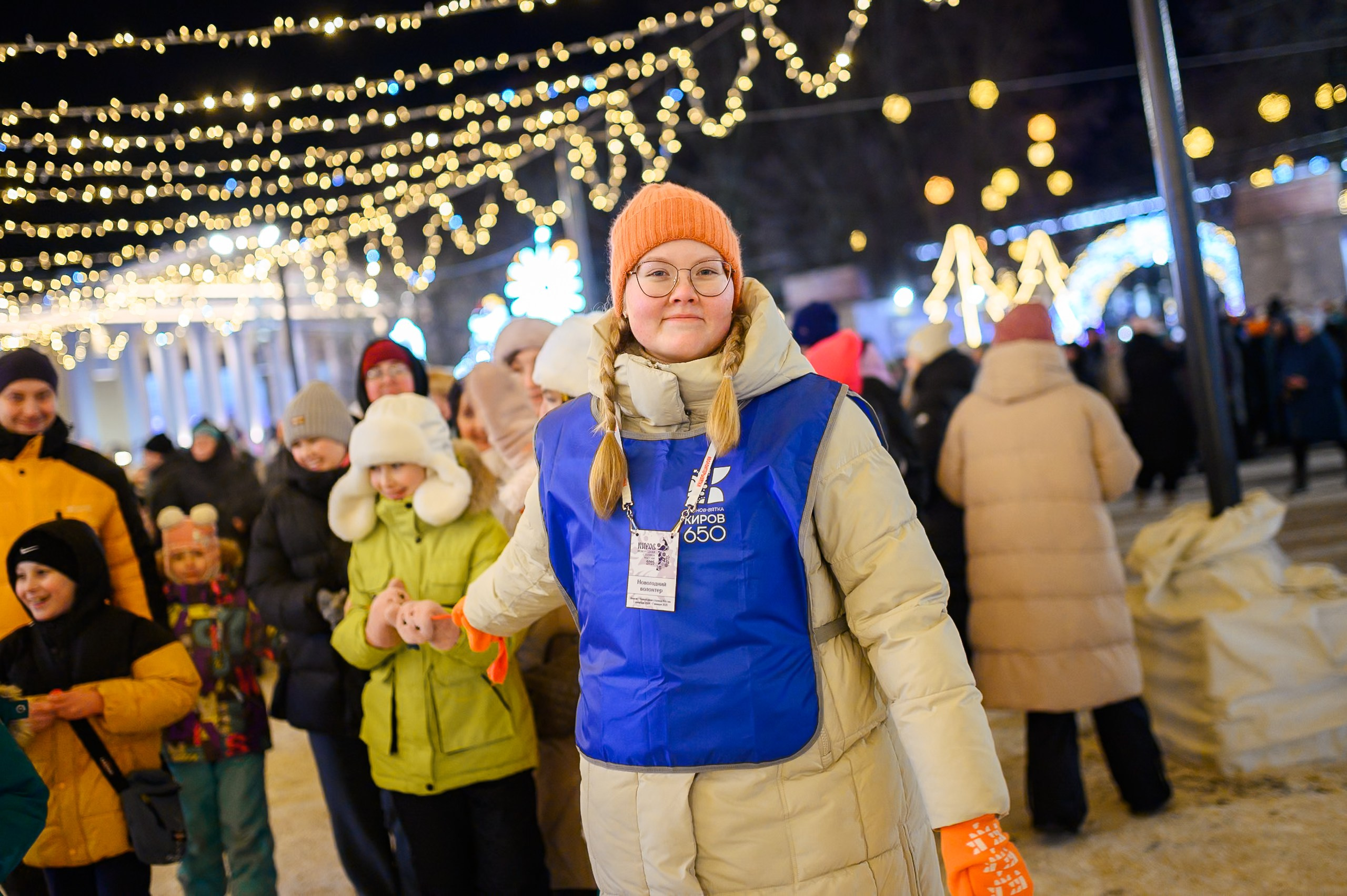 Новогодние волонтеры | Открытие Новогодней столицы Кирова 2025. Репортажный фотограф в Кирове Александр Лутошкин