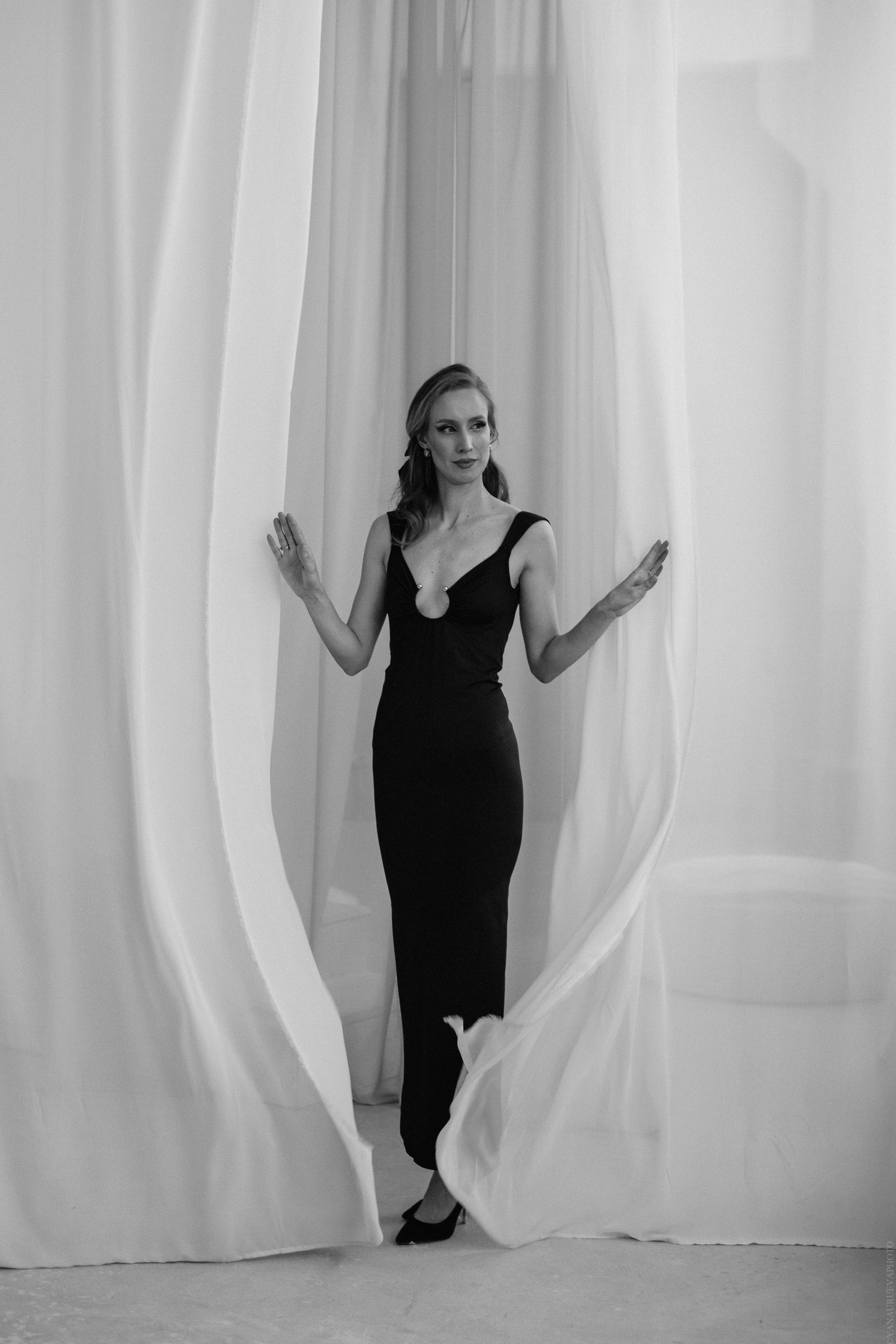 Воздушная летящая ткань, фотосессия на фоне белой вуали