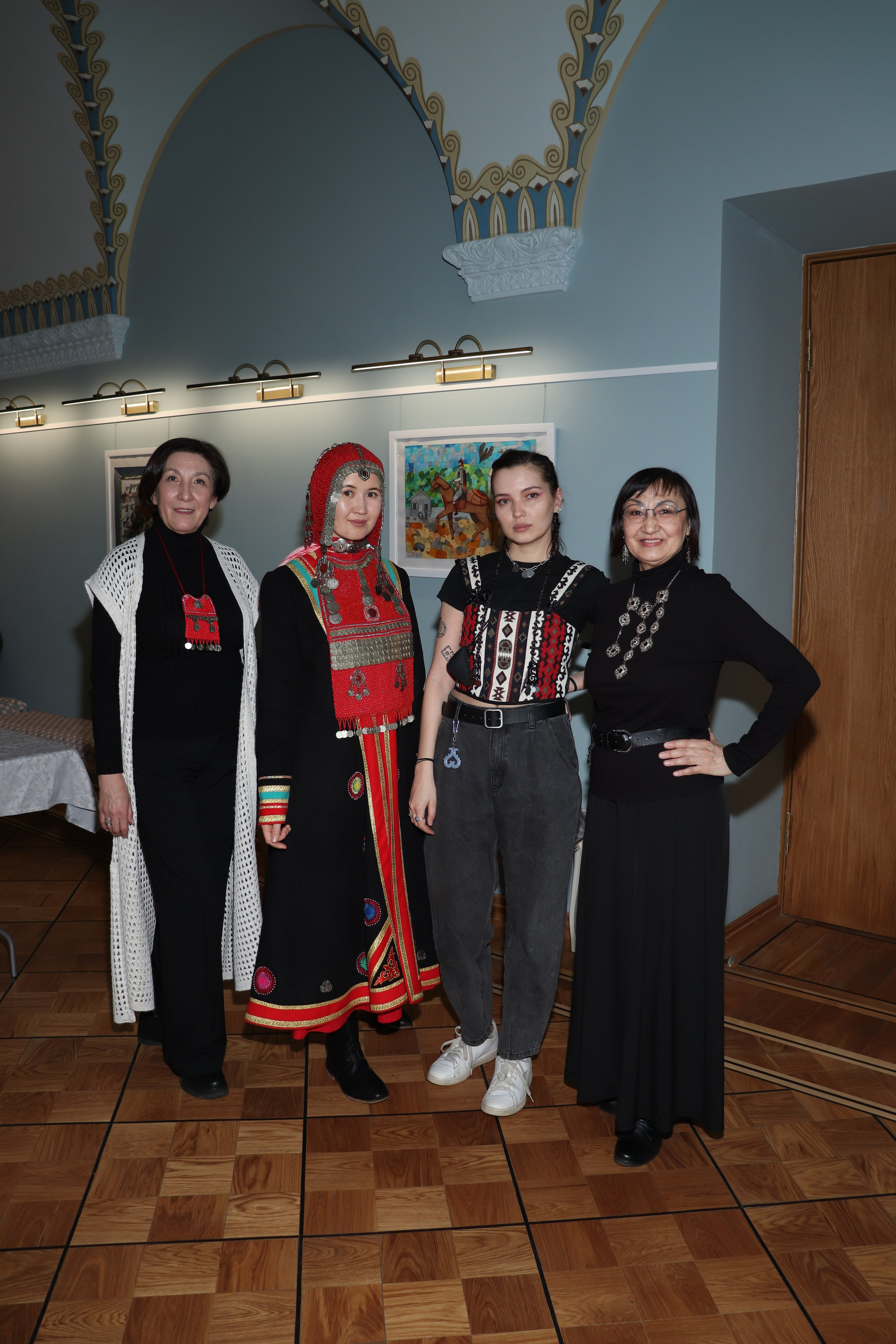 Показ-дефиле «КУЛЬТУРНЫЙ КОД В ОБРАЗЕ» от РОО «Сибирское землячество в Санкт-Петербурге» (6 марта 2025). Ивентный фотограф в Санкт-Петербурге Олег Комков