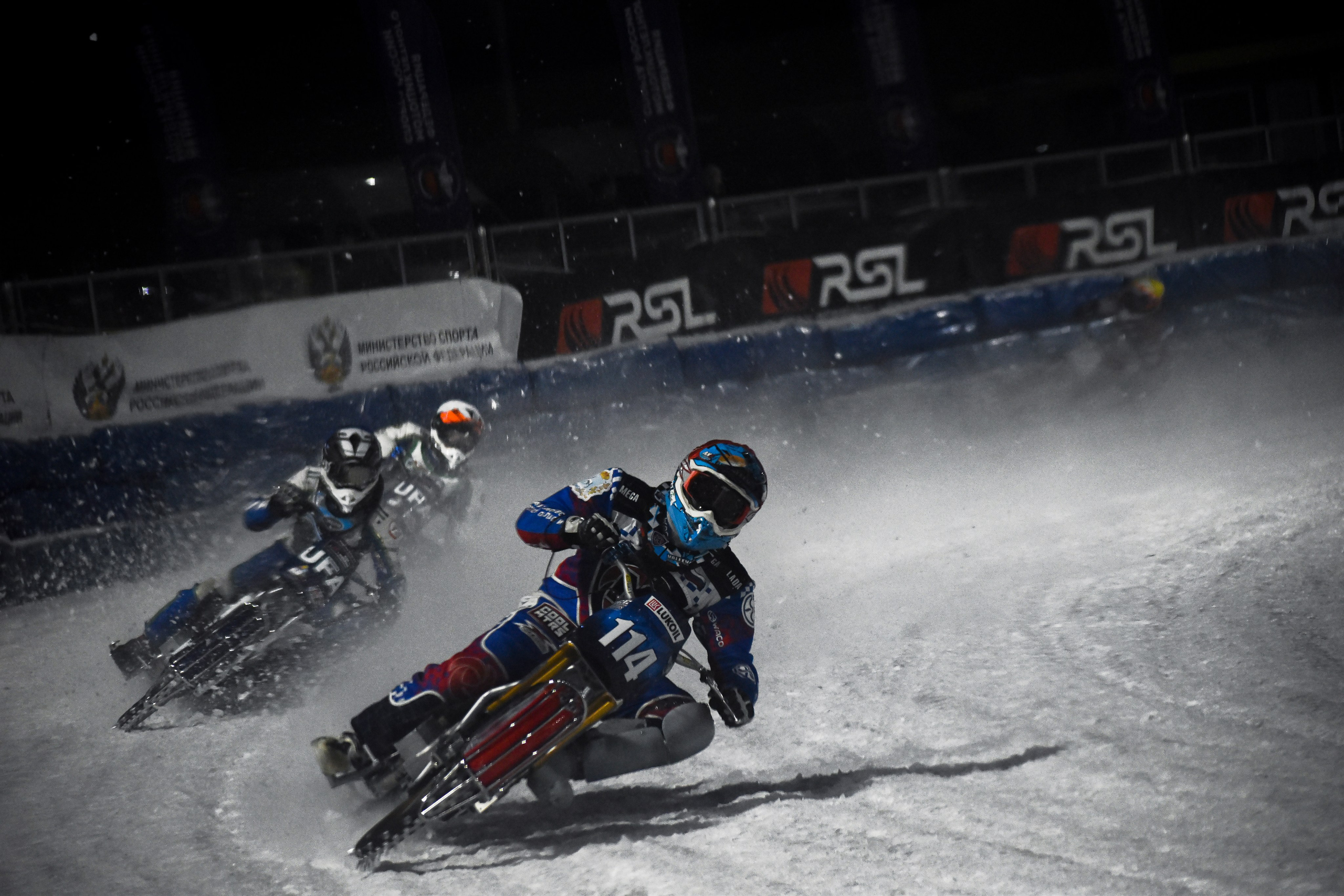 Ледовый спидвей 2025. Голосов Дмитрий — автоспортивный фотограф