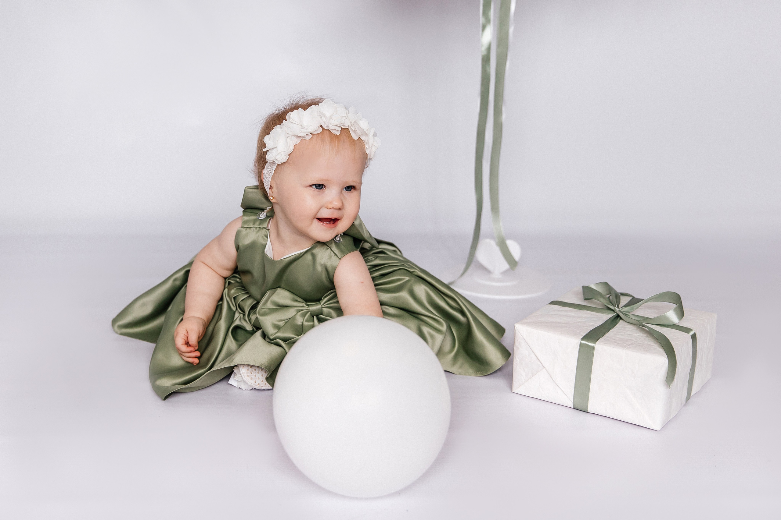 Минимализм (единичка, буквы-кубики, отдельный реквизит на фоне). Детский фотограф, выпускные альбомы в Нижнем Новгороде Бодягина Мария