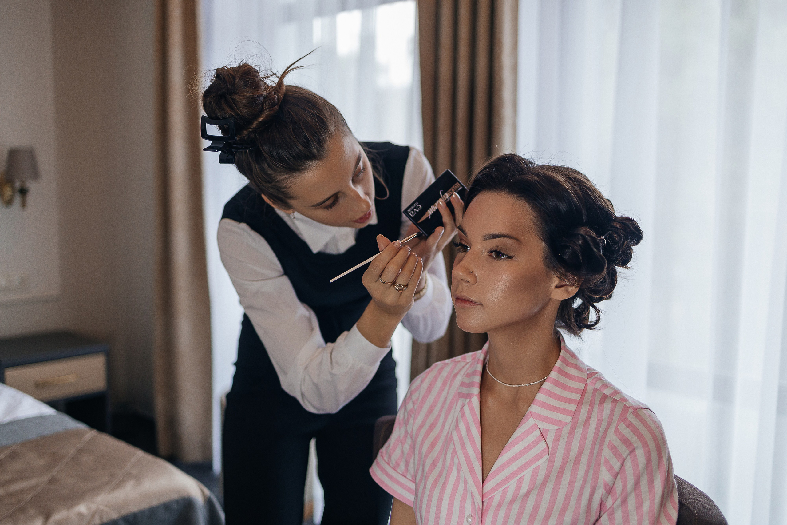 Волшебное утро невесты в номере отеля. Олег Сверчков | Свадебный фотограф Вологда