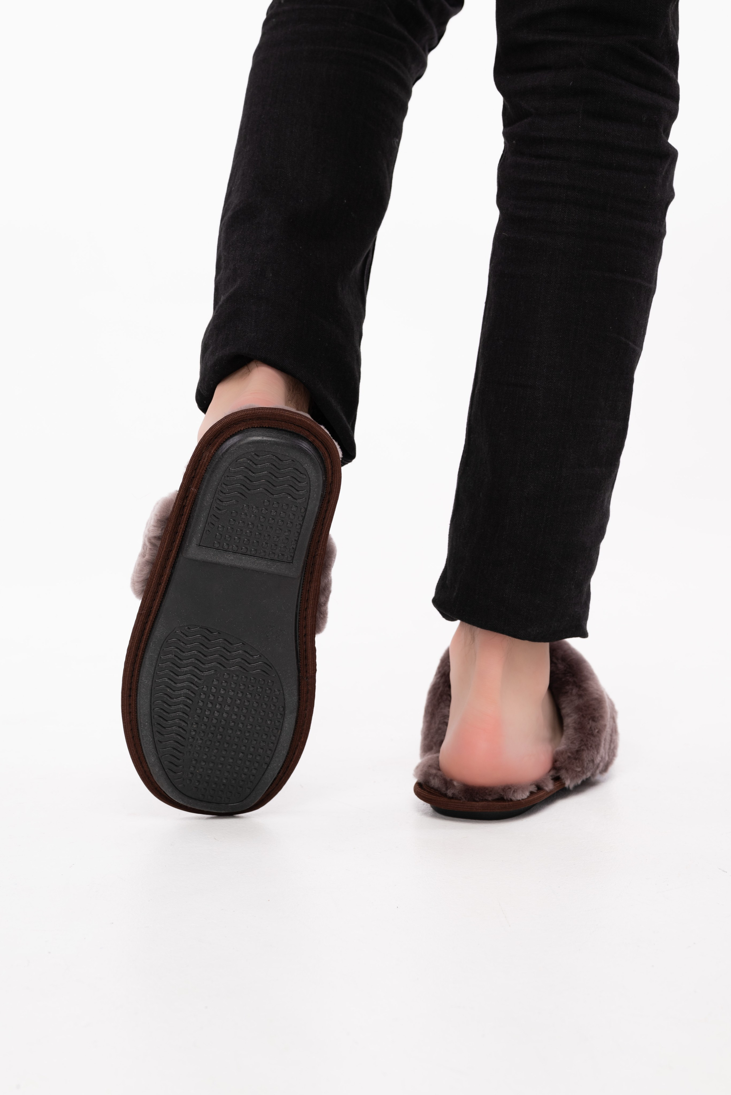 Тапочки и чуни. Предметный фотограф, фото для маркетплейсов Пятигорск, КМВ