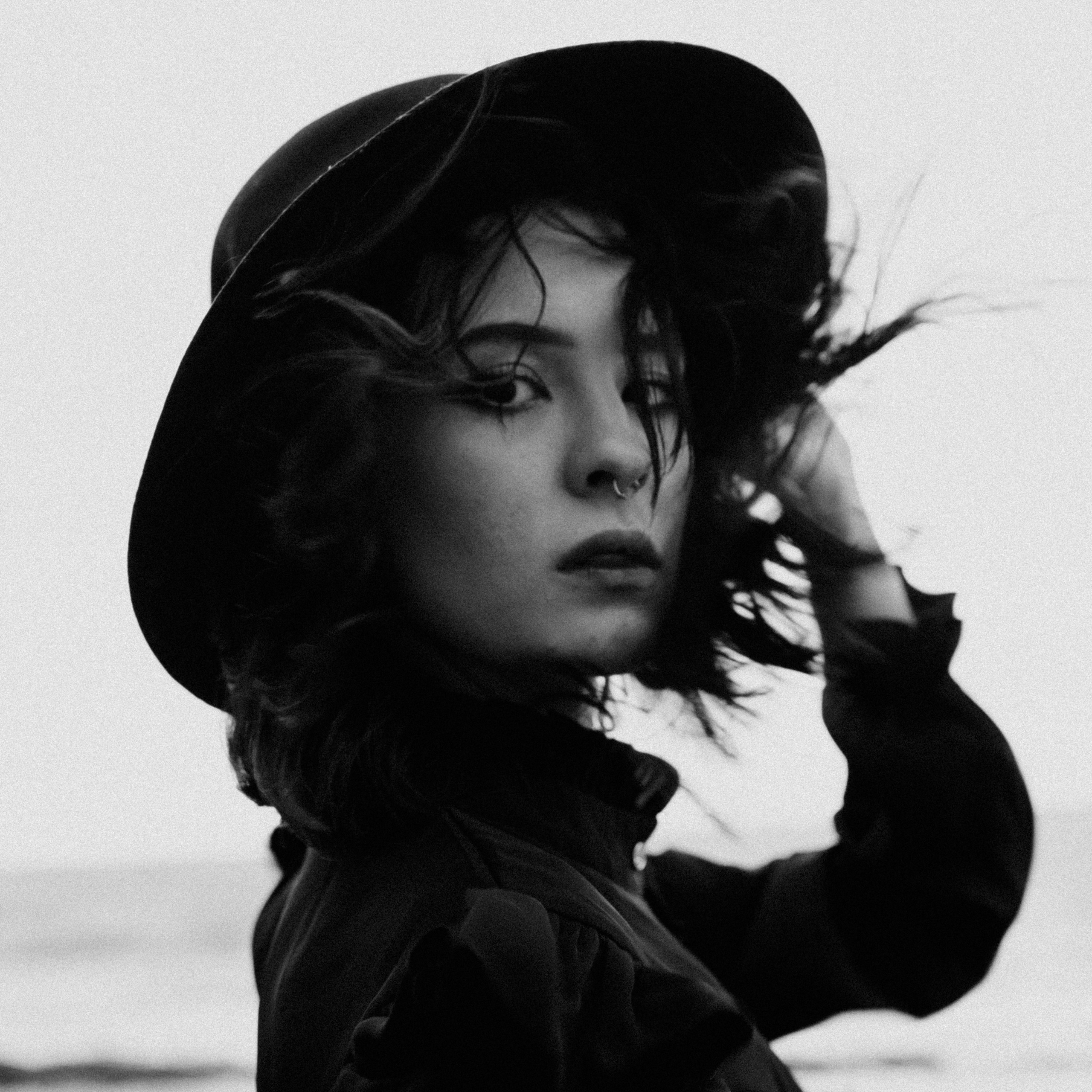 Съёмка у моря с оленьими рогами