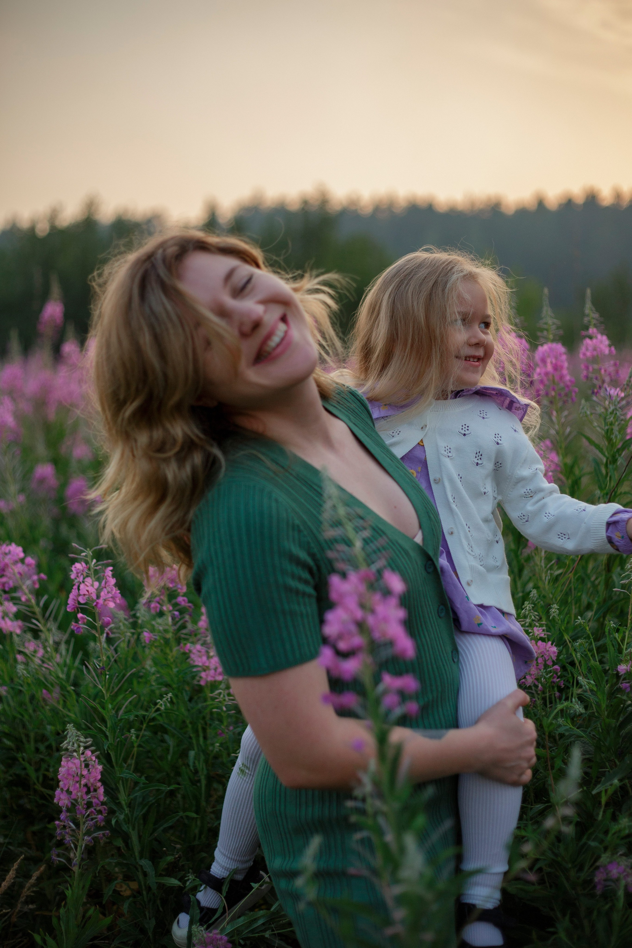 Семейная фотосъемка в поле летом 2023. Марина Рерих — портретный фотограф в Екатеринбурге