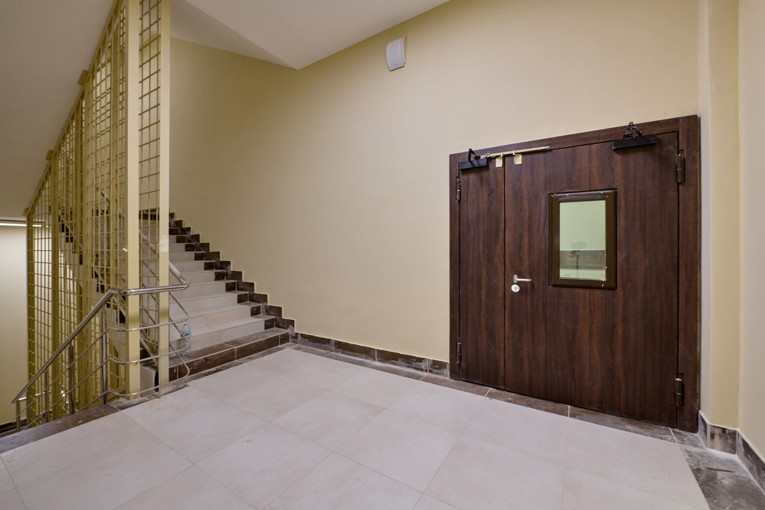 Лестничный холл, входная дверь, тёплый свет, геометрия