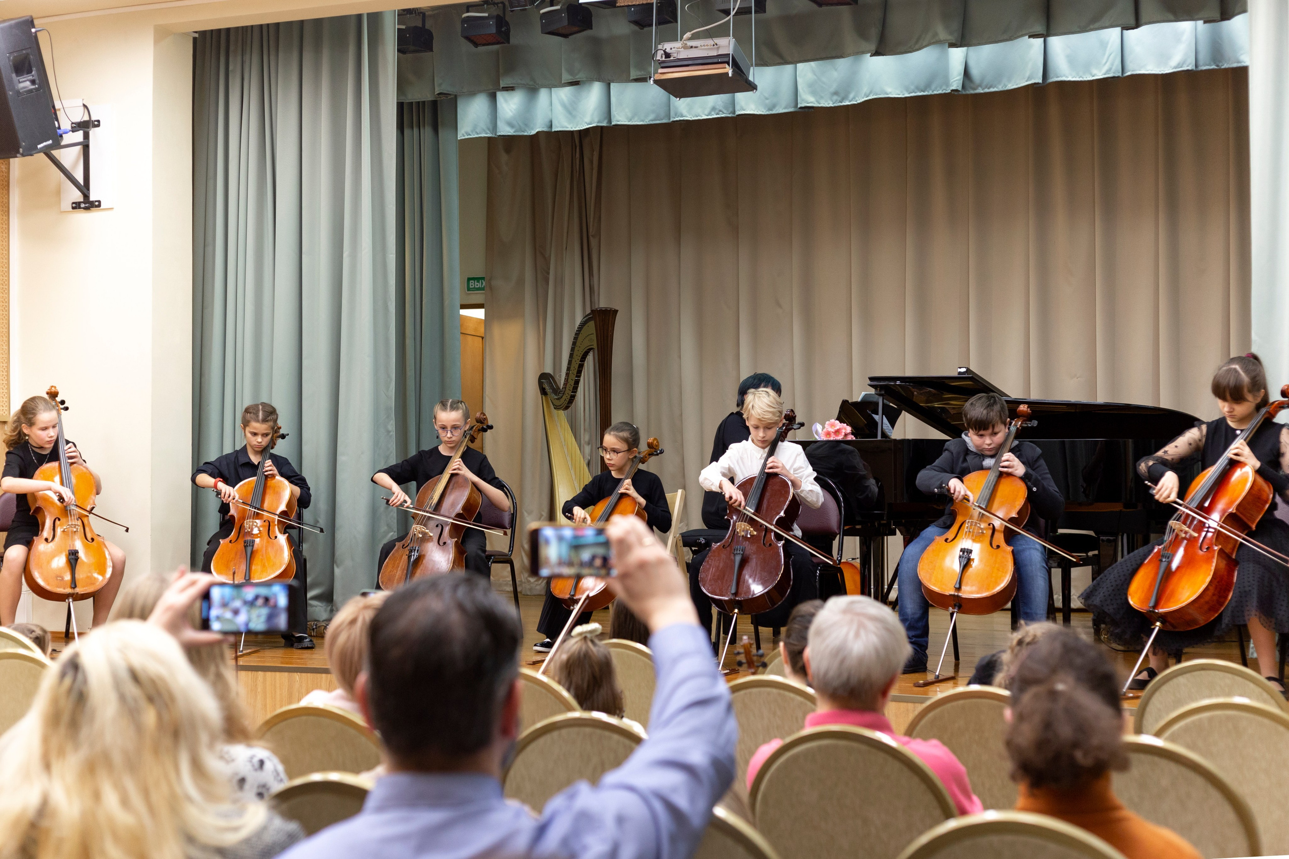 Музыкальный концерт струнных инструментов. Репортажный фотограф в Москве