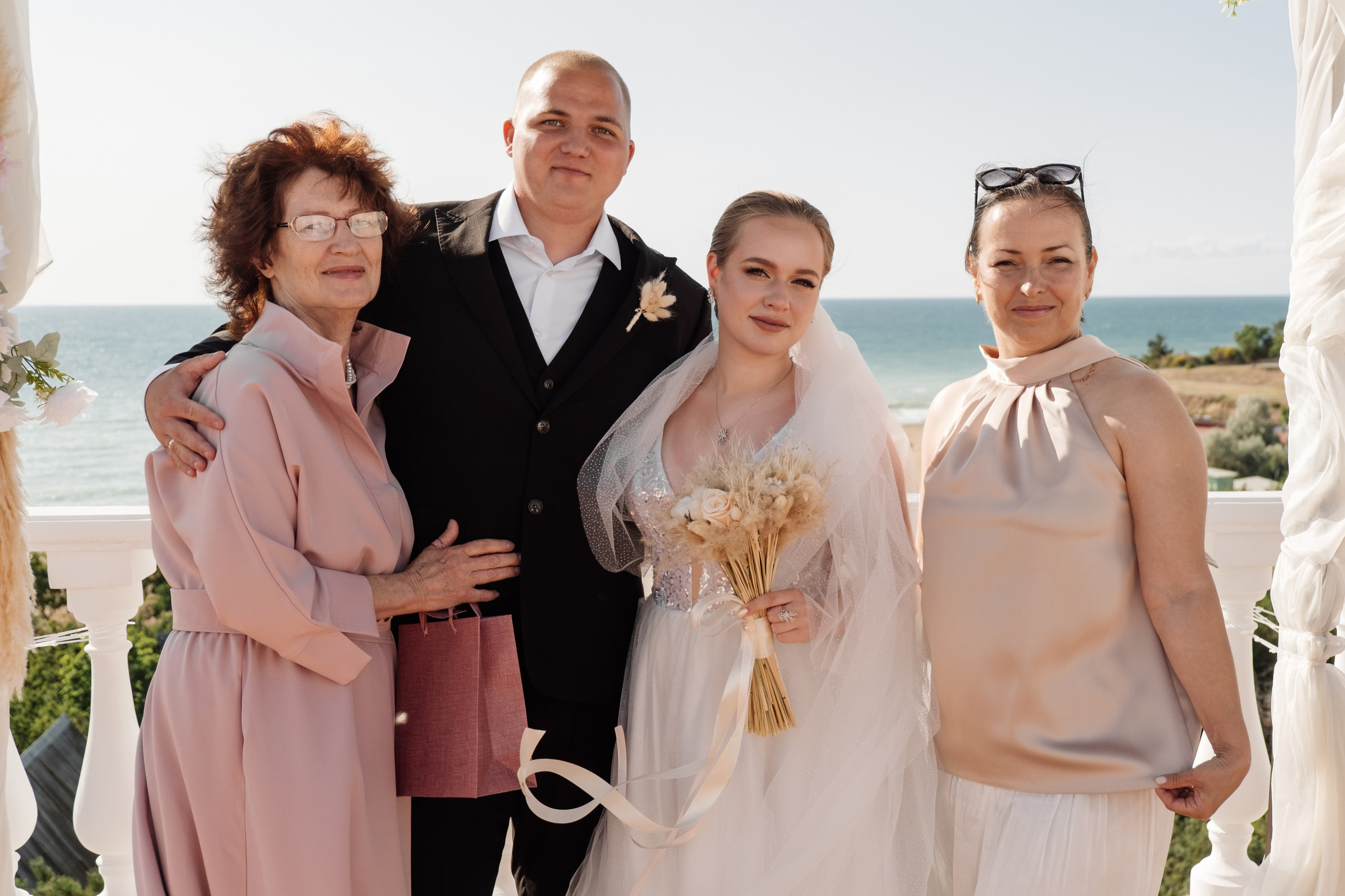 Свадебный ретопртаж. Профессиональная фотосъемка в Крыму. Натуральные эмоции и живые кадры. Забронируйте дату прямо сейчас!