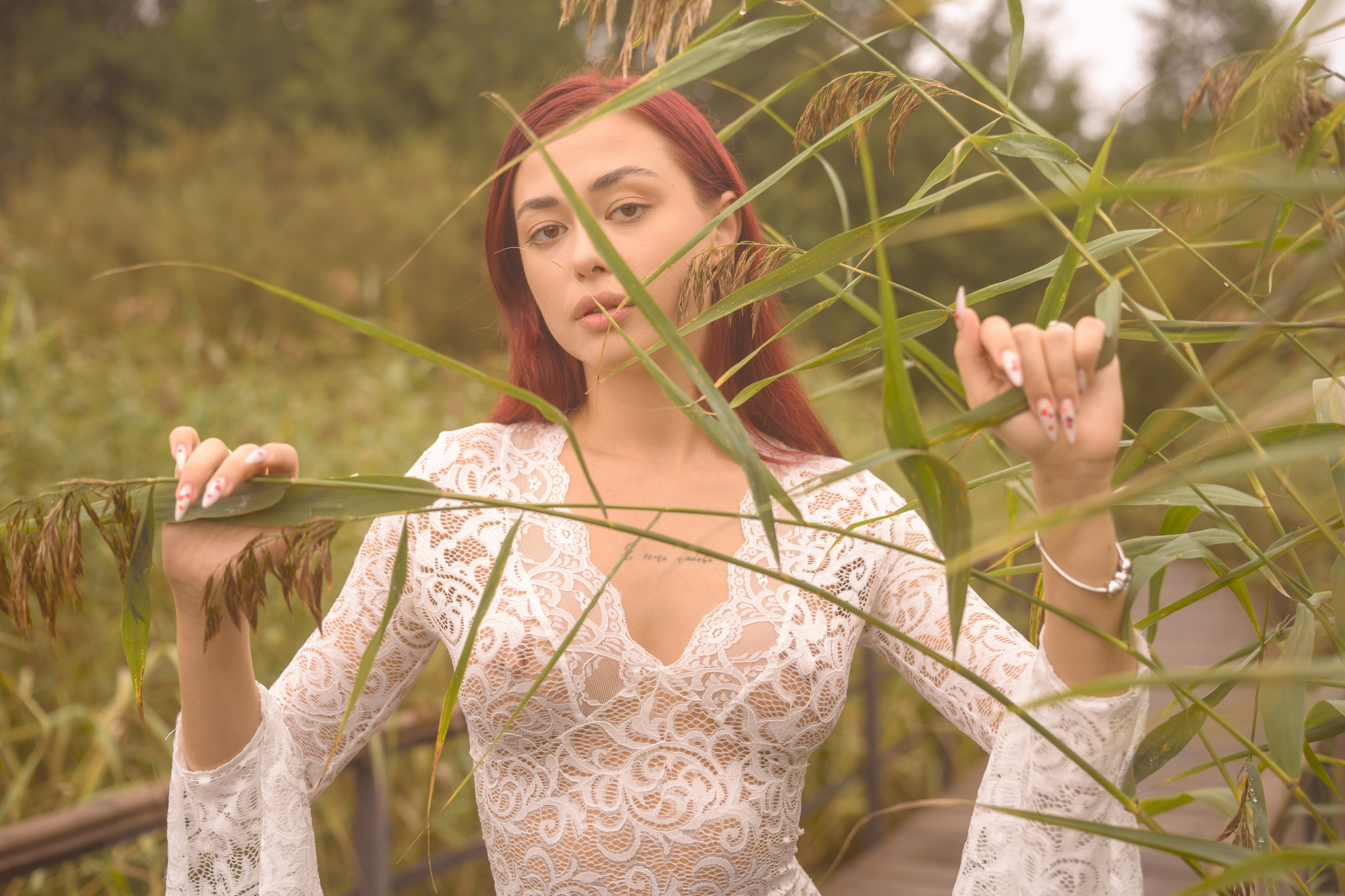 Фотосъемка на берегу Финского залива на экотропе. Красивая модель в легком платье. Портрет