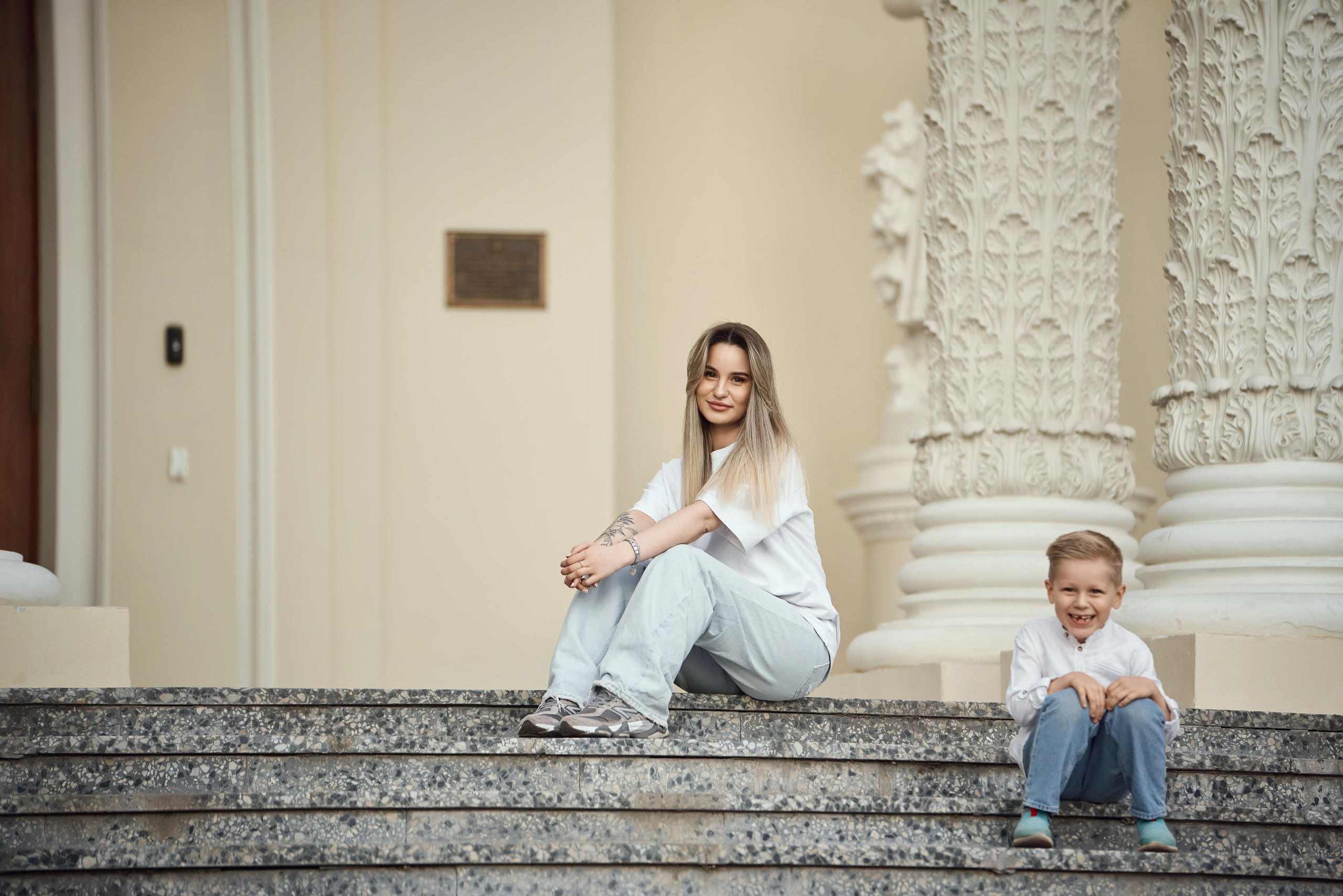 мама с сыном на ступеньках павильона ВДНХ в Москве