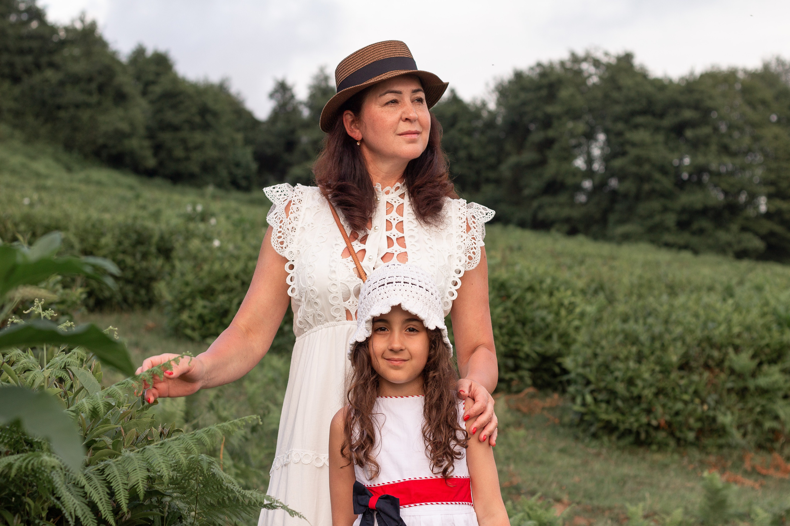 Мама с дочкой встречают закат в горах. Семейный фотограф в Сочи, Лоо, Дагомысе, Вардане Кучумова Олеся