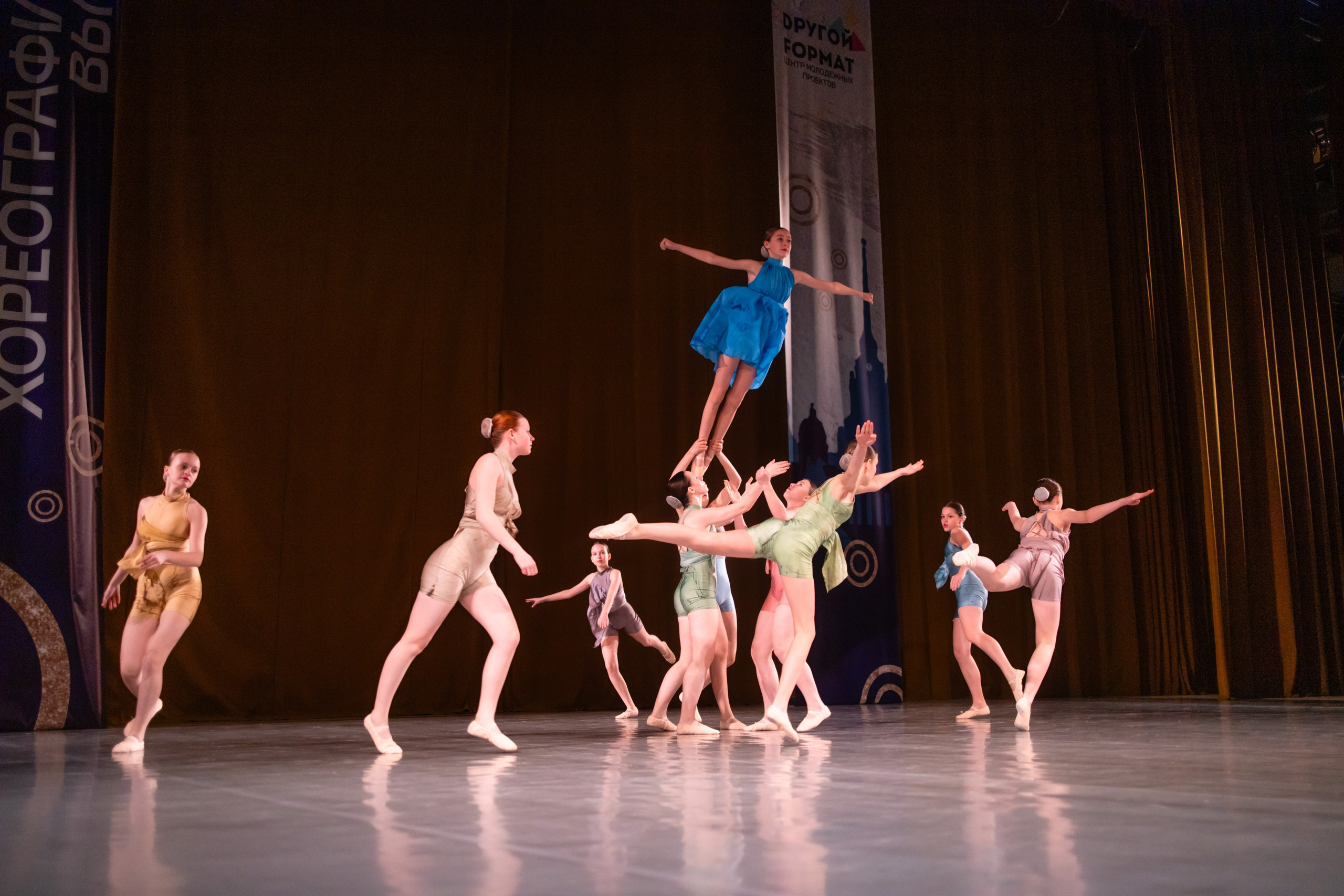 Сцена отеля «Санкт-Петербург» во время прыжка, артисты в воздухе