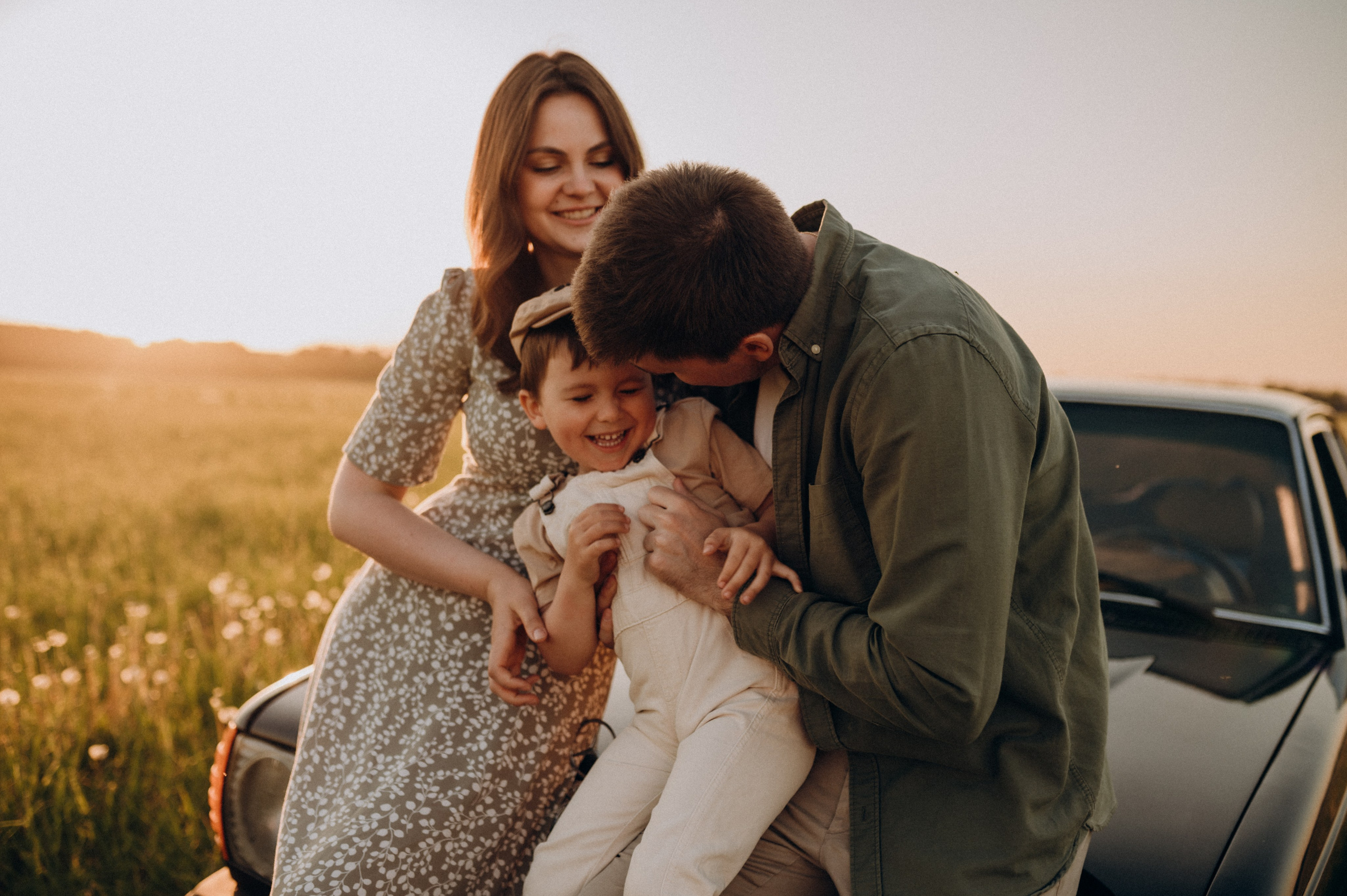 С машиной. Семейный фотограф Нагорнова Виктория