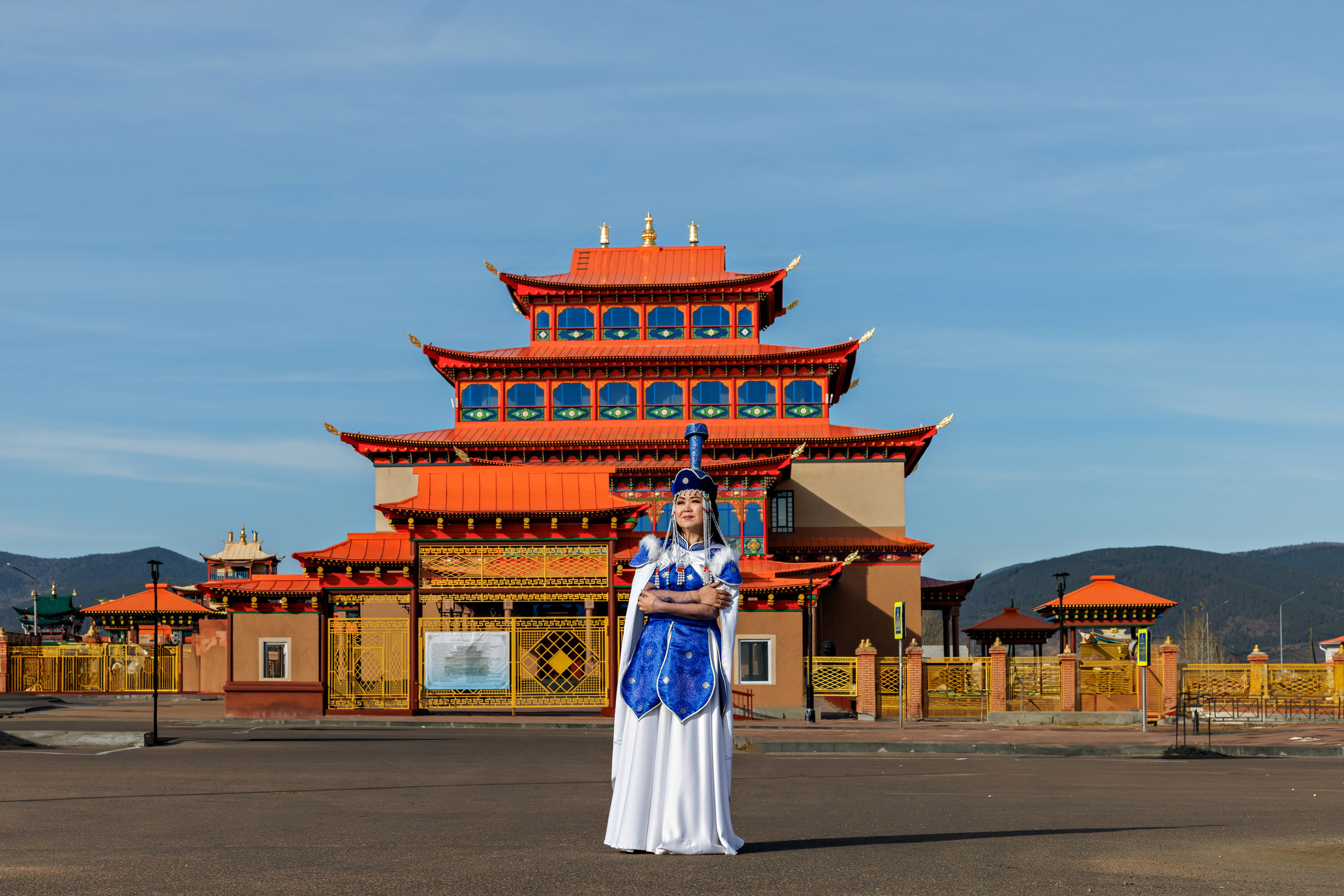 В национальных костюмах. Организую и проведу любые фотосессии в солнечной Бурятии, в Улан-Удэ!