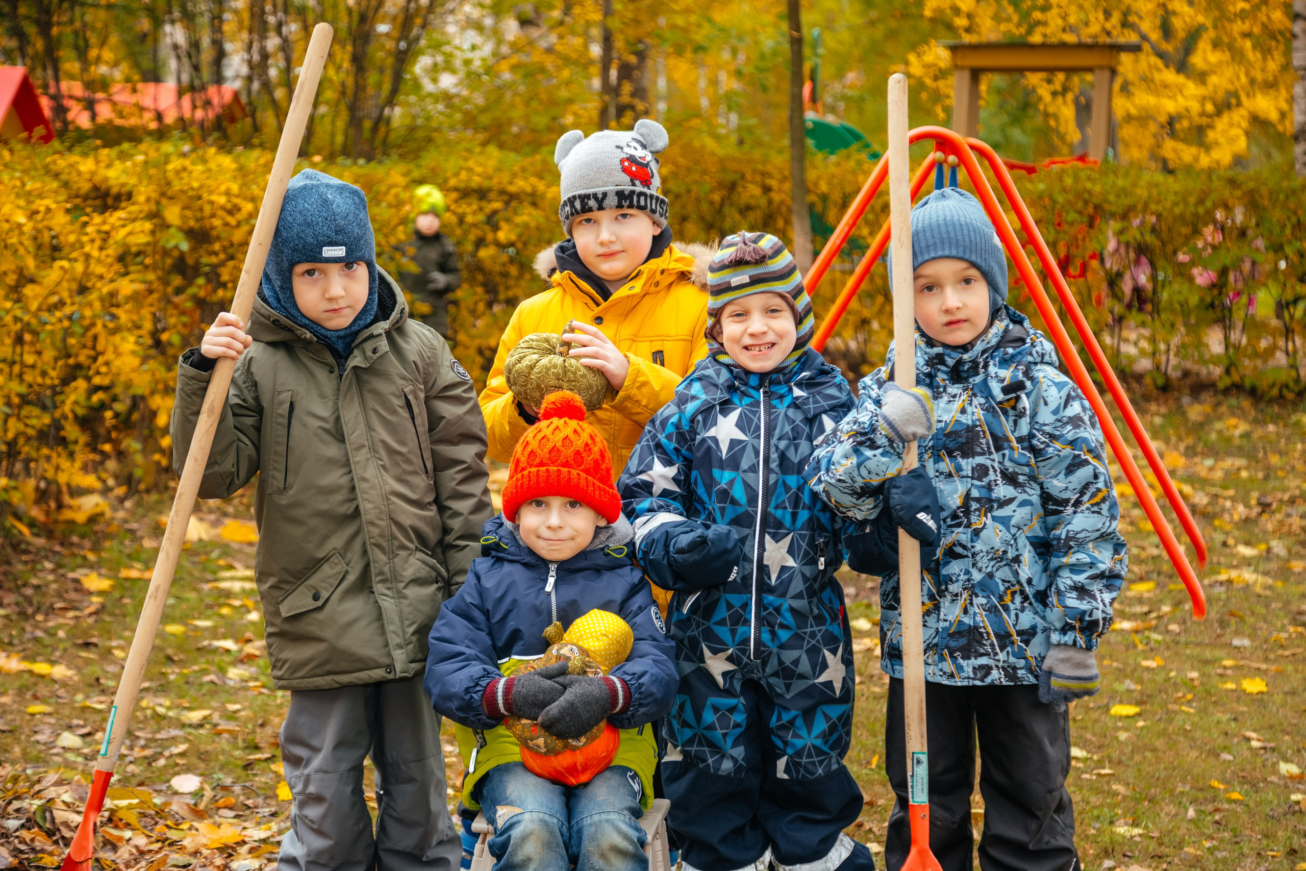 Осенняя прогулка в детском садике. Семейный фотограф Любовь Саркеева