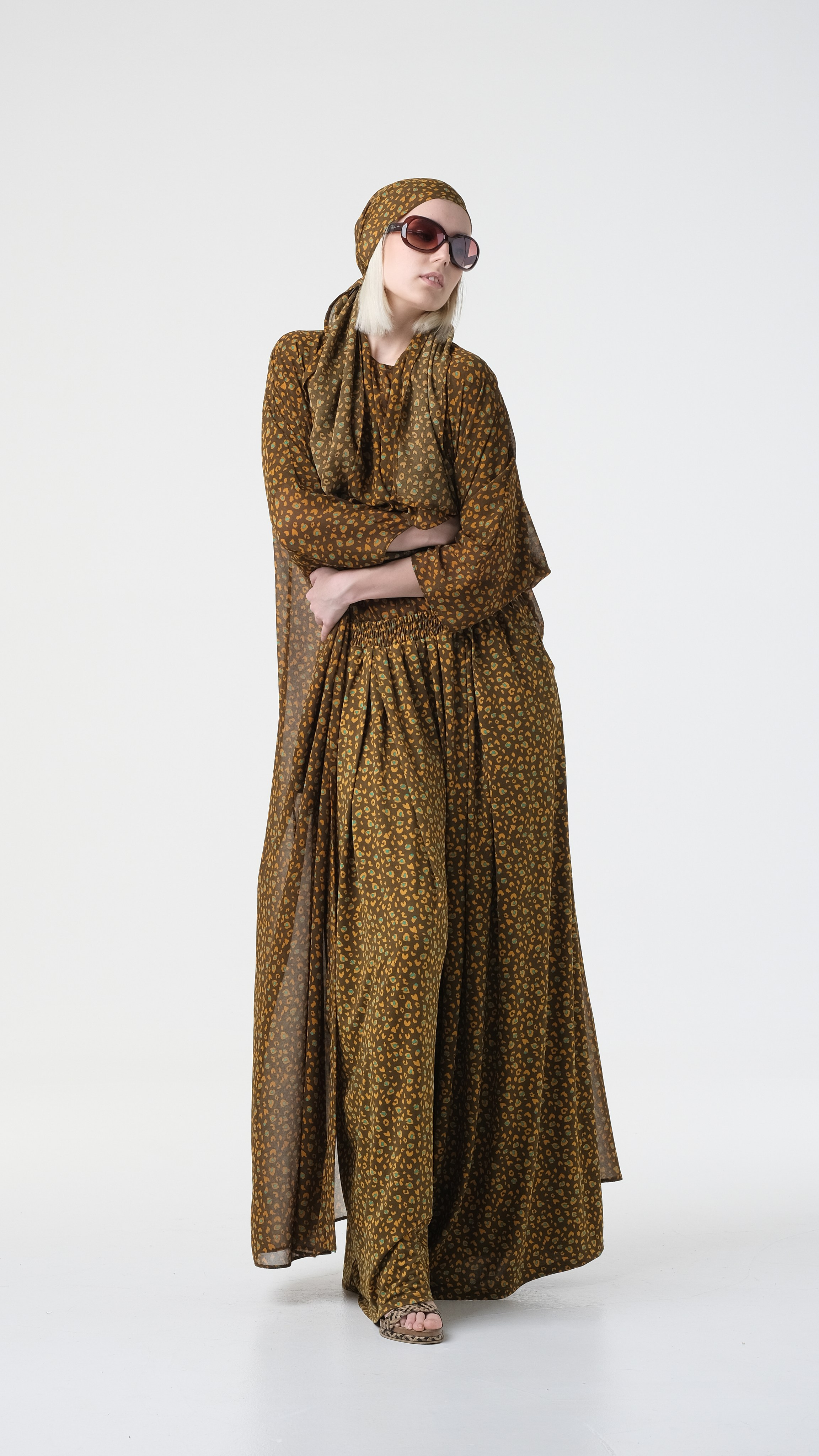 Фото модели в фотостудии на циклораме для каталожной съёмки в длинном платье.