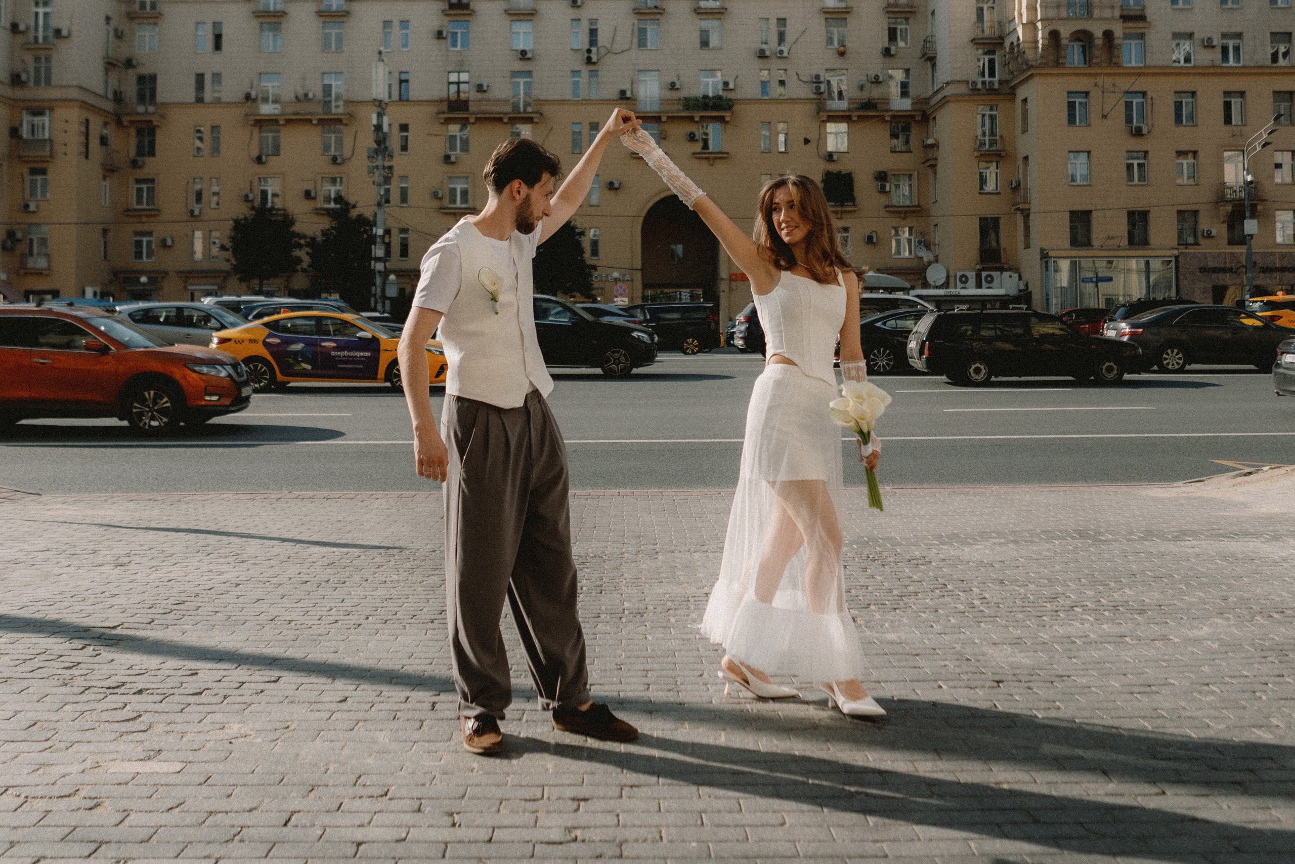 свадебная фотосессия, фотопрогулка, фотосессия для пары, фотограф на свадьбу, фотограф в ЗАГС, свадебный фотограф Москва, фотосессия в городе, фотосессия для влюбленных, фотосессия жениха и невесты, идеи для свадебной фотосессии, фотосессия на Кутузовском проспекте