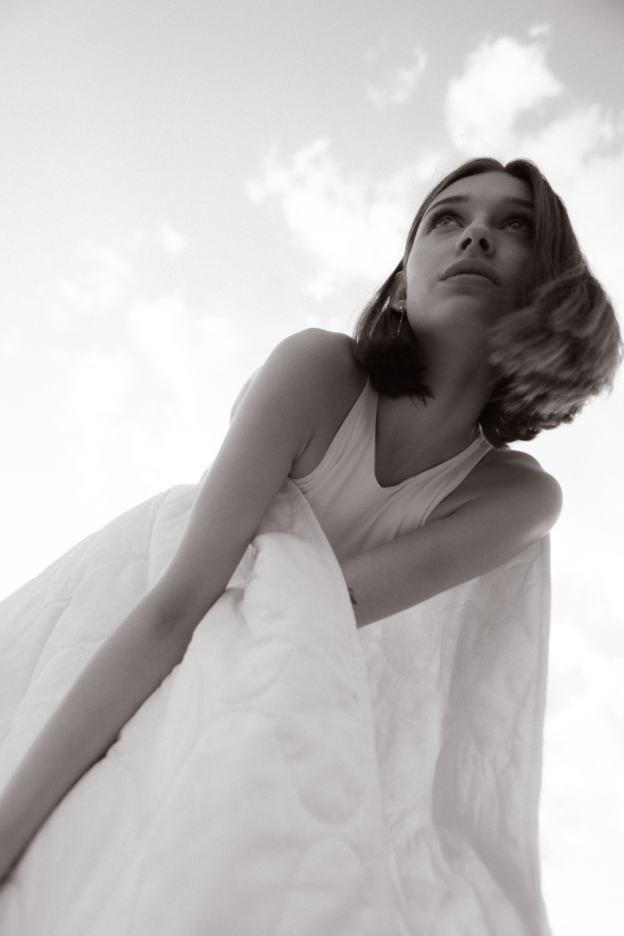 Летняя фотосессия в поле. Девушка в поле в кровати