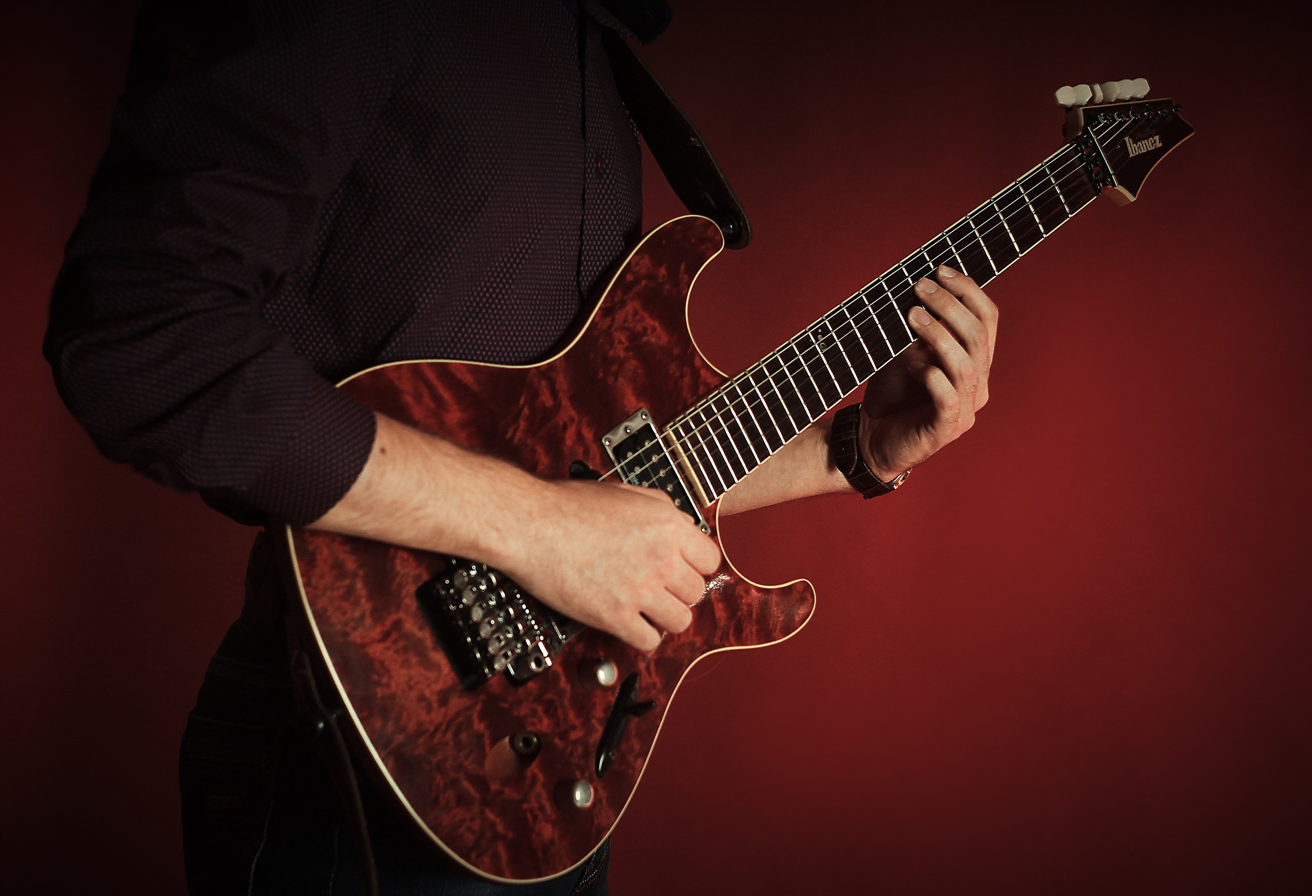 Мужской портрет с гитарой. Фотограф Наталья Матвеева