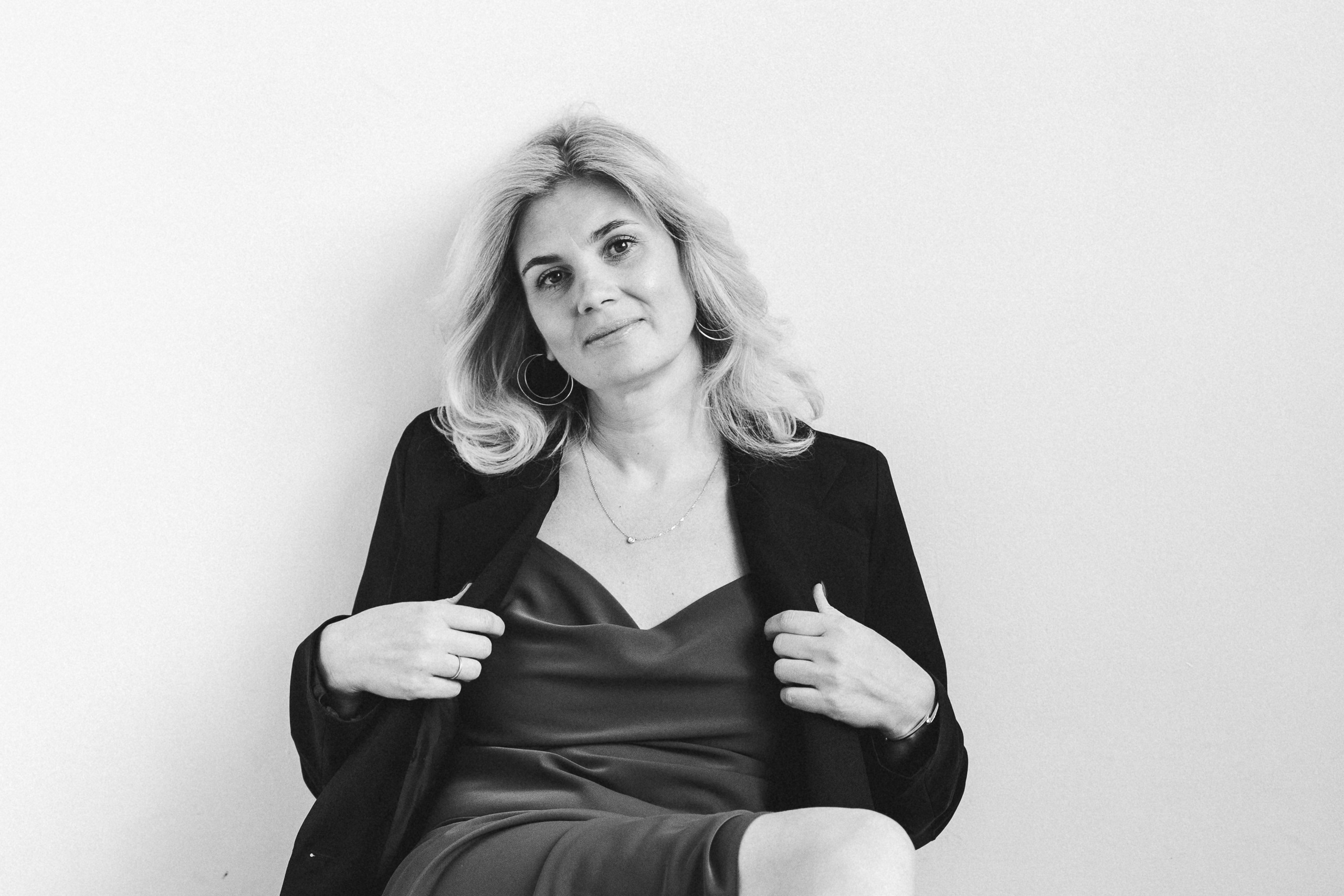 Индивидуальная студийная женская черно-белая фотосессия. Женский портретный фотограф в Нижнем Новгороде и Москве, Юлия Балашова