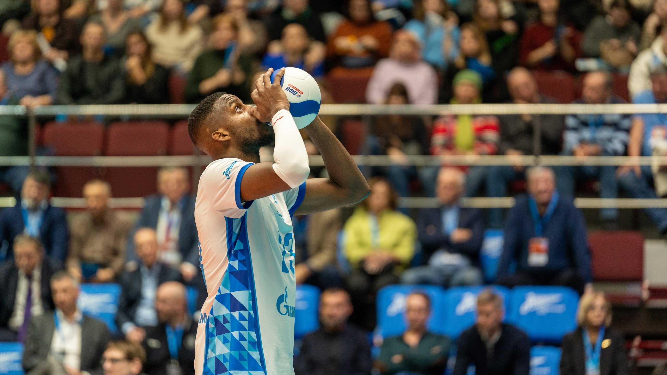 Игрок «Зенита» готовится к подаче — спортивная фотосъёмка с эмоцией и фокусом, матч в Санкт-Петербурге, репортажный стиль.