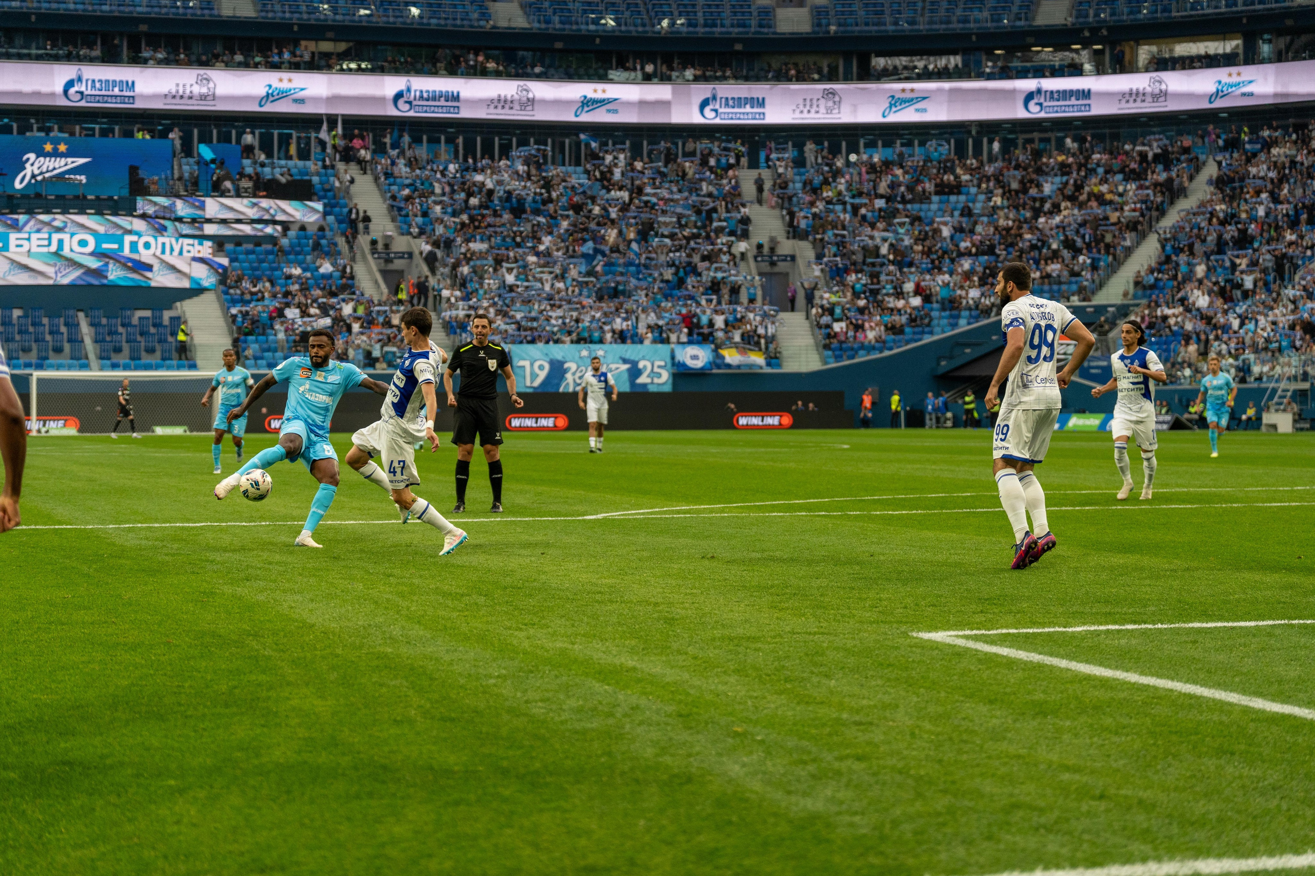 Игровой момент матча Зенит—Динамо на Газпром арене, фотограф матч Санкт-Петербург