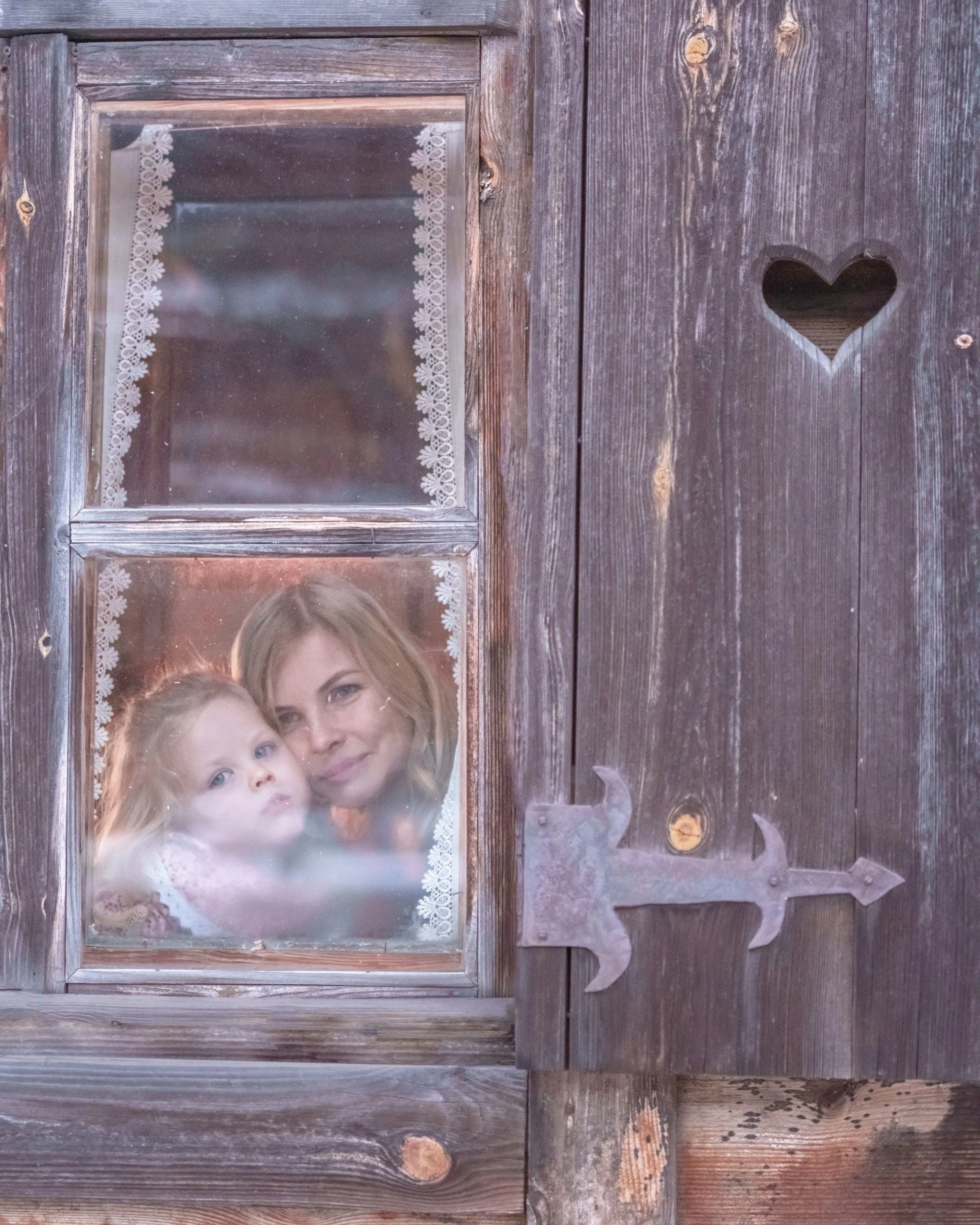 Семейный портрет в зимнем Суздале, мама с дочкой радуются зимним развлечениям