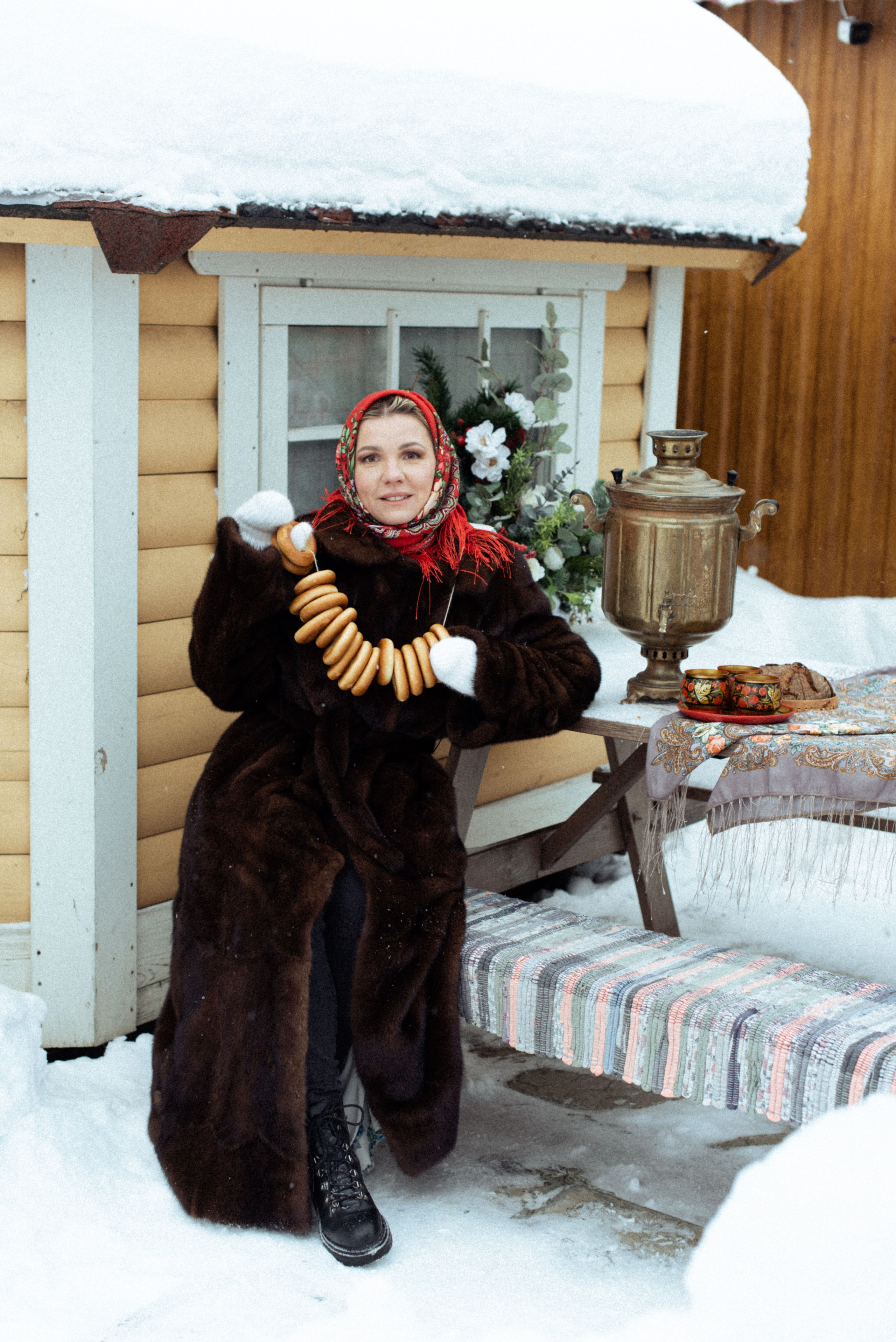Женский портрет в стиле ретро с чайником и баранками в винтажной шубе, Москва