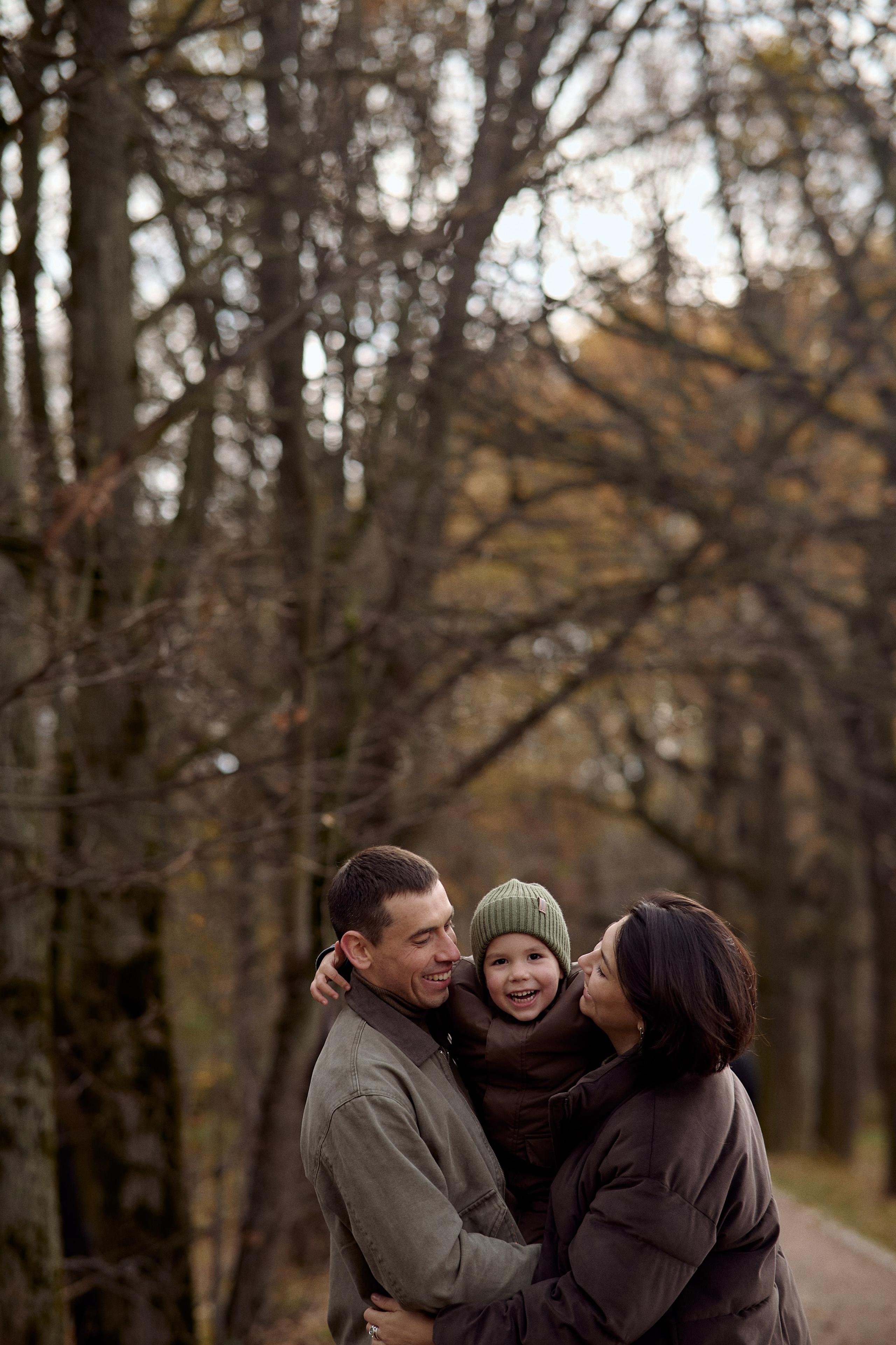 Вова, Юля и Максим в осеннем парке. Семейный и свадебный lifestyle-фотограф в Москве Мария Петрова