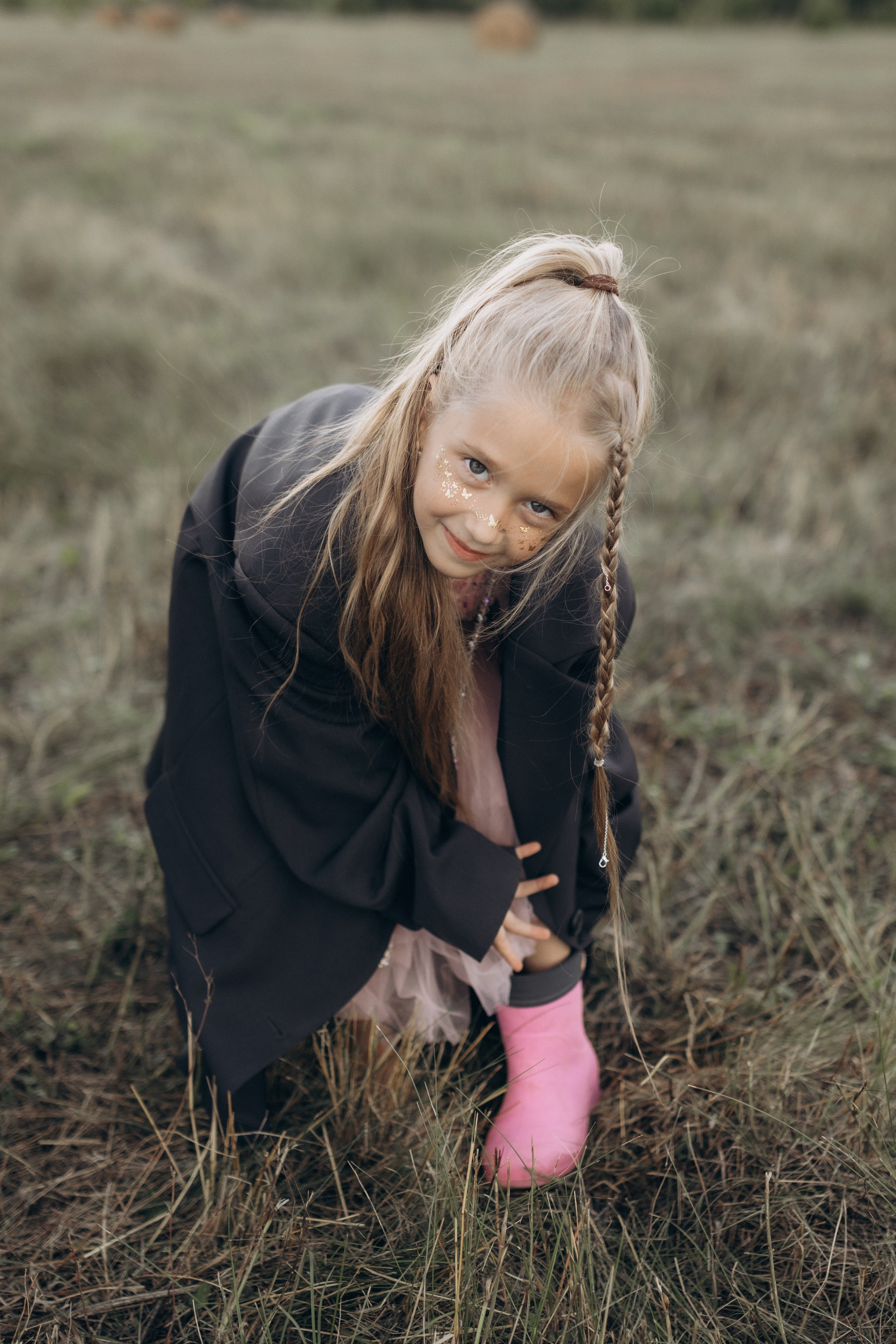 Вика и Миша на сене. Семейный фотограф lifestyle в Новосибирске Елена Шпилевая