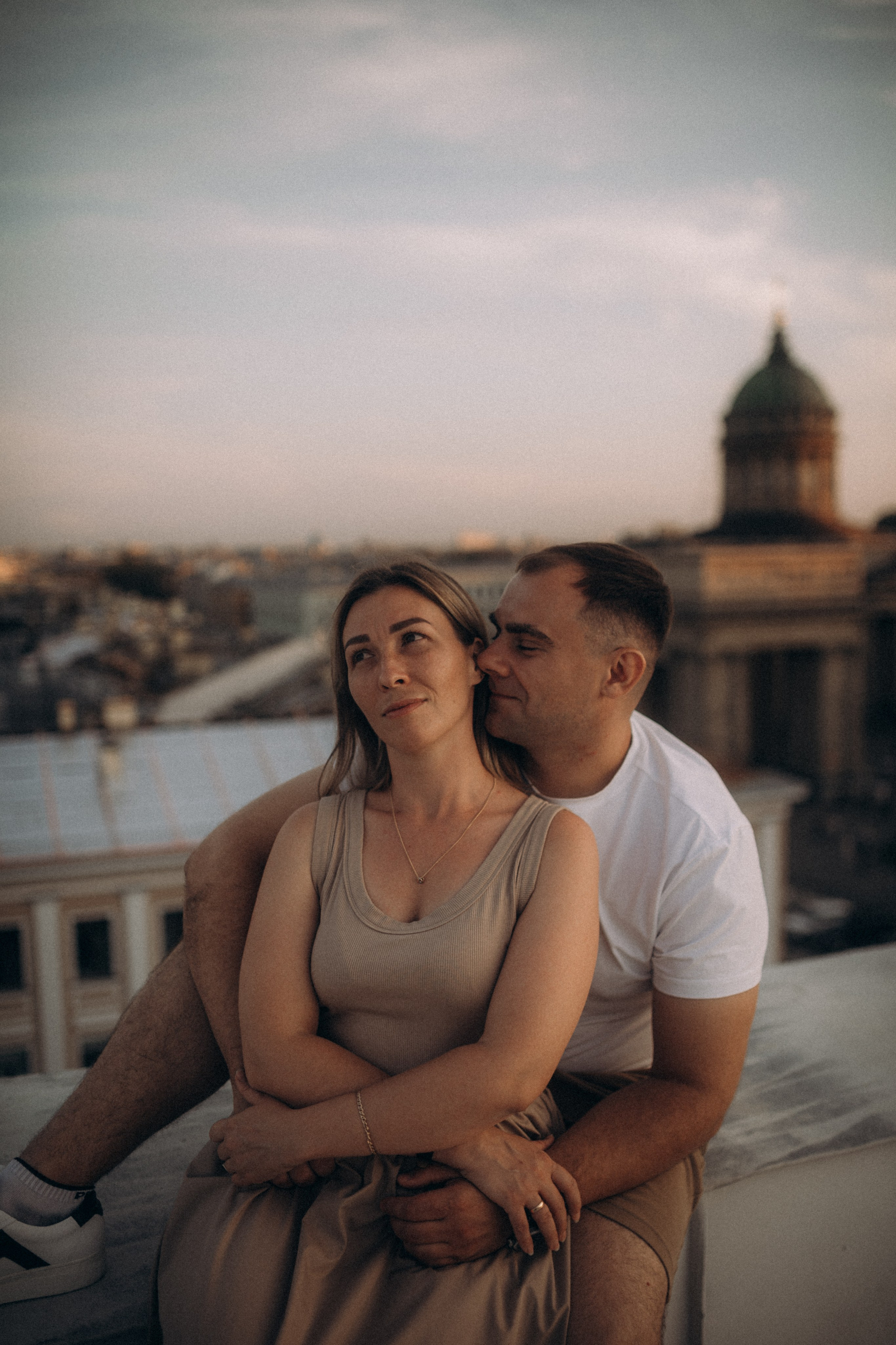 Мы сидим на питерской, теплой крыше. Фотограф в Санкт Петербурге Лара Великова