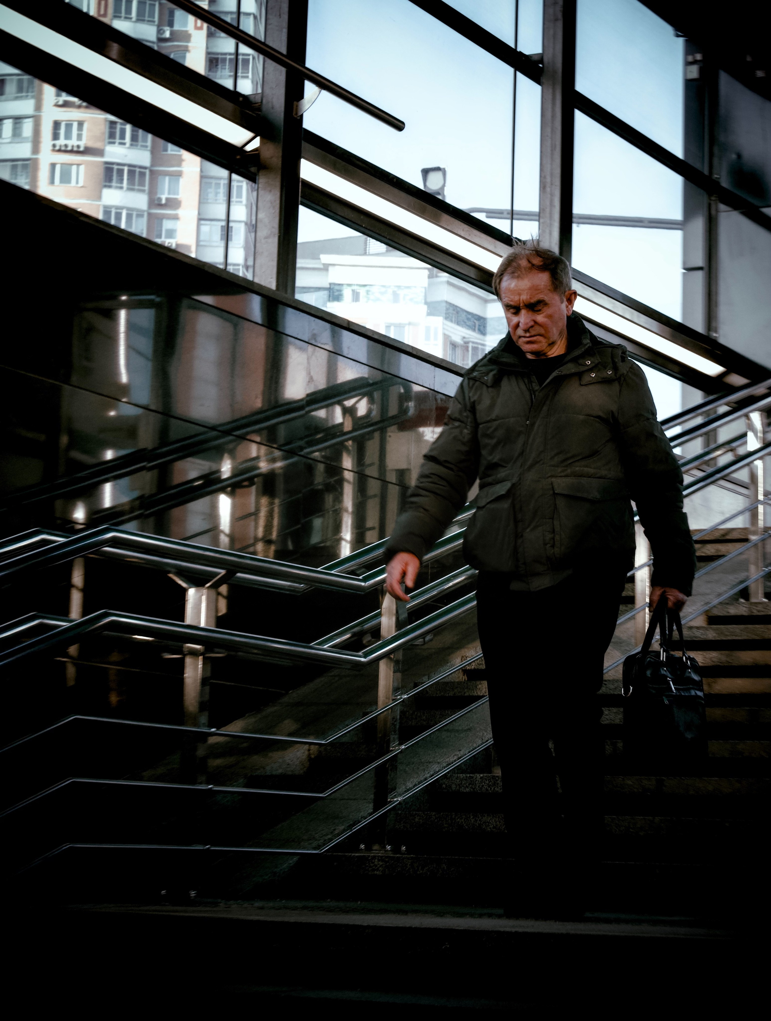 мужчина спускается в метро