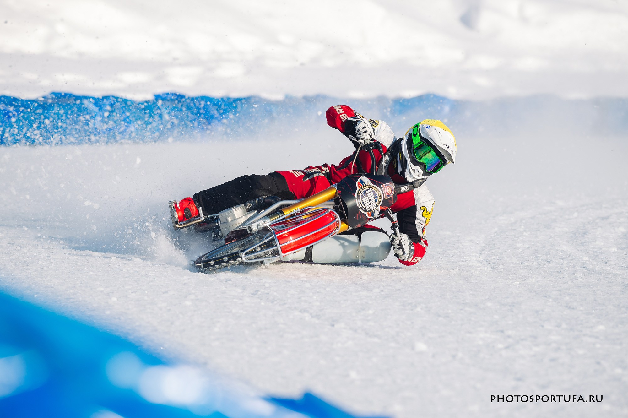 Мотогонку на льду. Спортивный фотограф в Уфе Евгений Буров
